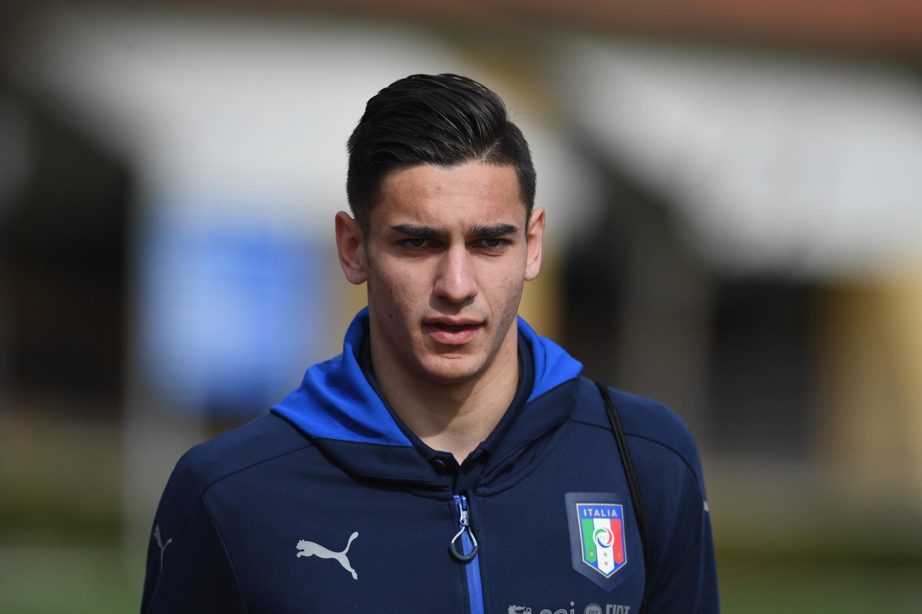 FLORENCE, ITALY - MARCH 20: Alex Meret of Italy looks on prior to the training session at the club\\'s training ground at Coverciano on March 20, 2017 in Florence, Italy. (Photo by Claudio Villa/Getty Images)