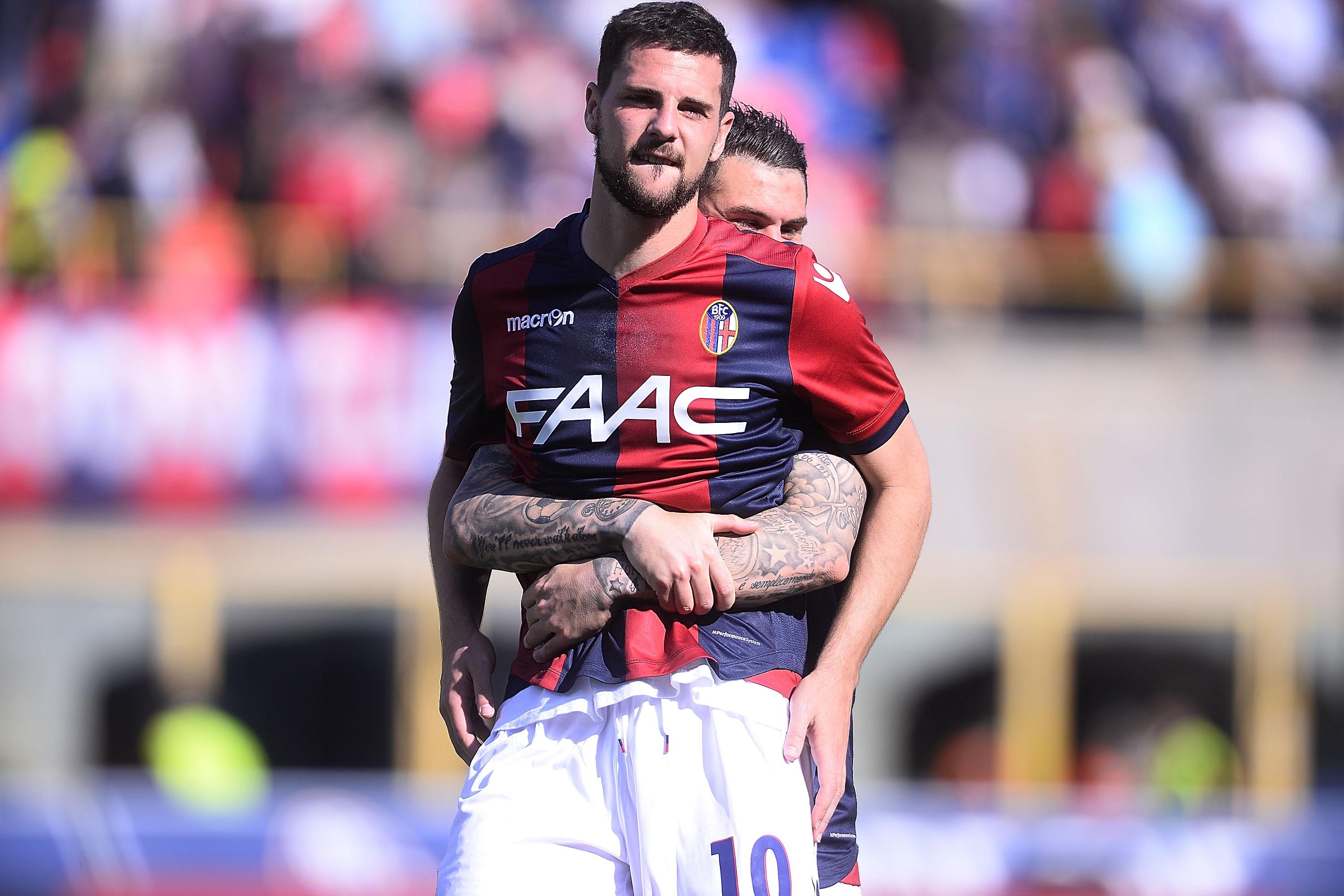 BOLOGNA, ITALY - APRIL 30:  Mattia Destro ( L ) celebrates with his teamate Federico Viviani at the end of  the Serie A match between Bologna FC and Udinese Calcio at Stadio Renato Dall\\'Ara on April 30, 2017 in Bologna, Italy.  (Photo by Mario Carlini / Iguana Press/Getty Images)
