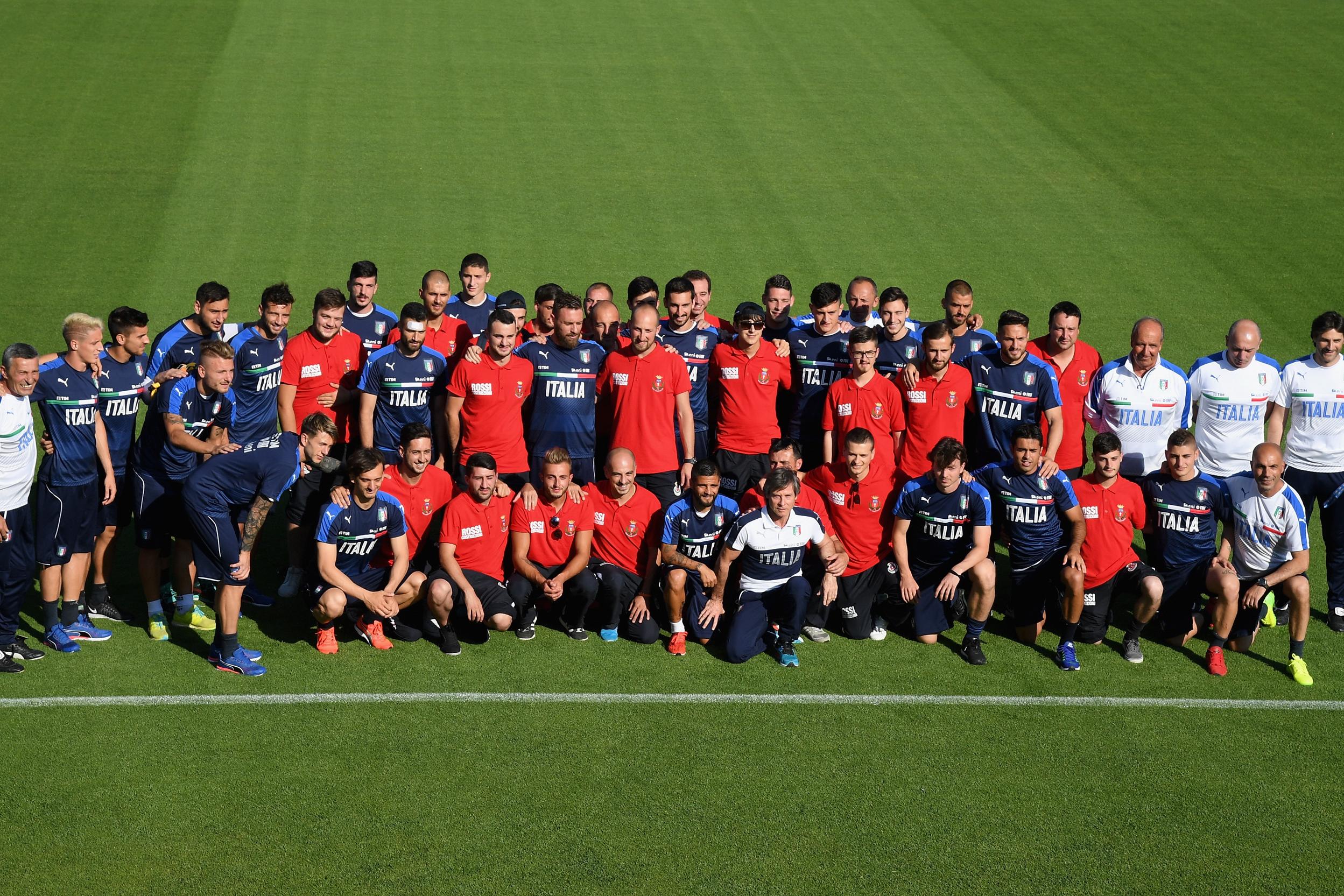 FLORENCE, ITALY - JUNE 03:  Italy players set up for a photo together with Amatrice players during the training session at Coverciano at Coverciano on June 03, 2017 in Florence, Italy.  (Photo by Claudio Villa/Getty Images)