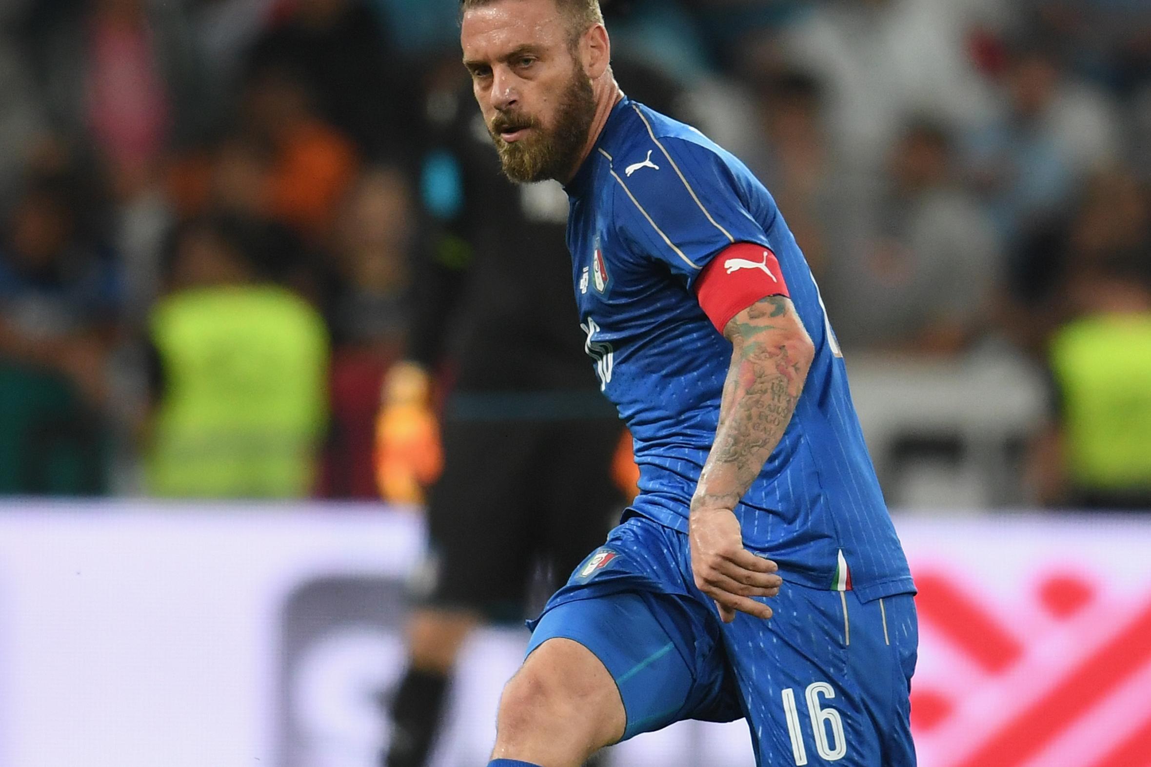 NICE, FRANCE - JUNE 07:  Daniele De Rossi of Italy in action during the International Friendly match between Italy and Uruguay at Allianz Riviera Stadium on June 7, 2017 in Nice, France.  (Photo by Claudio Villa/Getty Images)