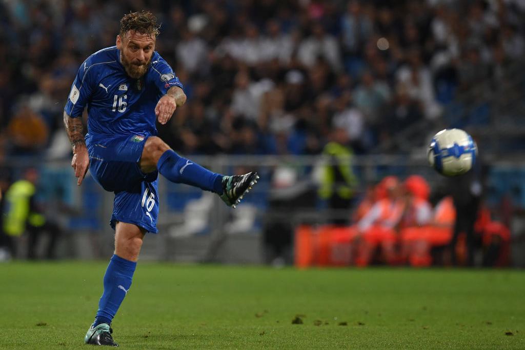 REGGIO NELL\\'EMILIA, ITALY - SEPTEMBER 05: Daniele De Rossi of Italy in action during the FIFA 2018 World Cup Qualifier between Italy and Israel at Mapei Stadium - Citta\\' del Tricolore on September 5, 2017 in Reggio nell\\'Emilia, Italy . (Photo by Valerio Pennicino/Getty Images)