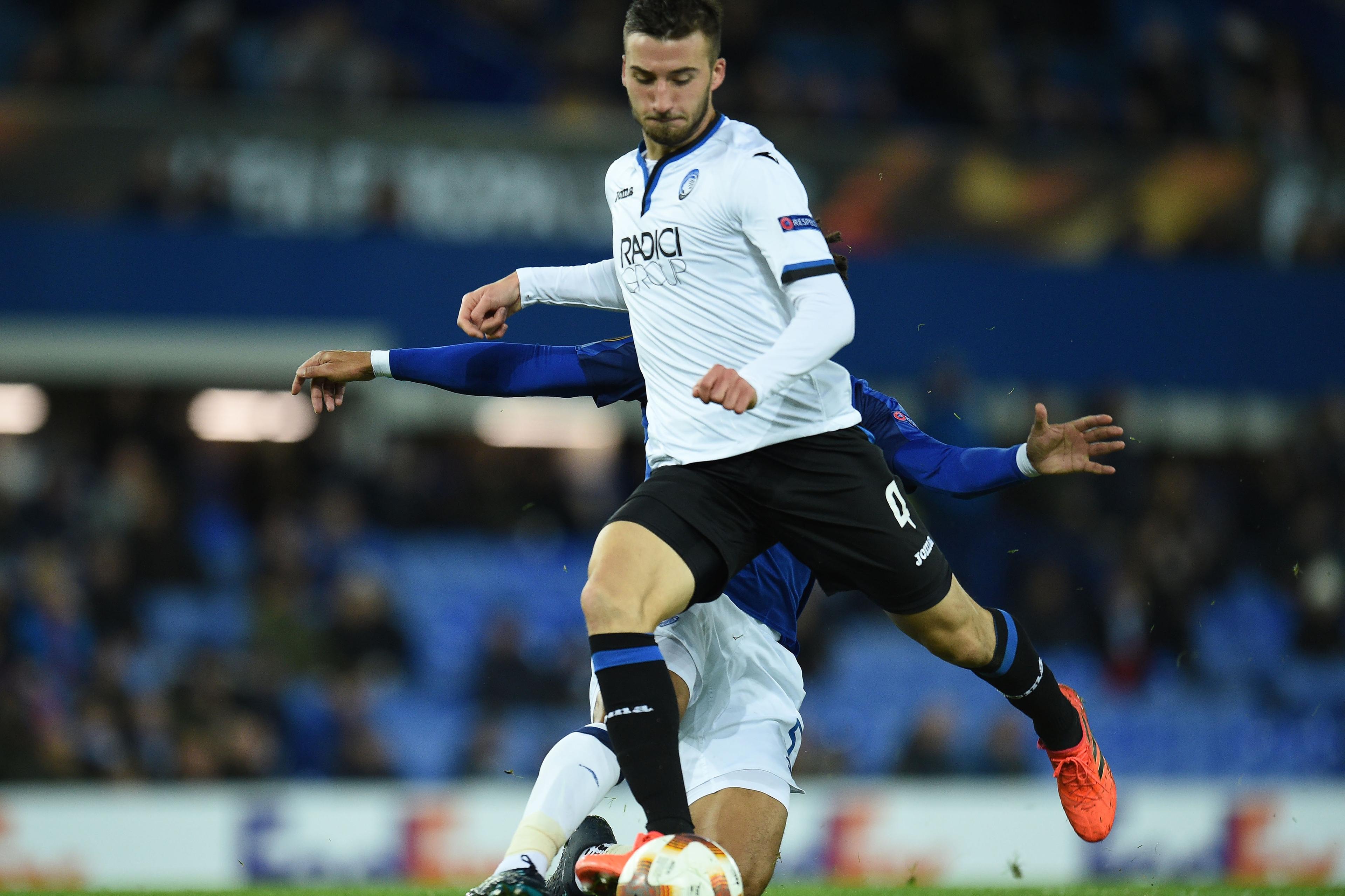 Everton\\'s English-born Welsh defender Ashley Williams (L) challenges Atalanta\\'s Italian midfielder Bryan Cristante during the UEFA Europa League Group E football match between Everton and Atalanta at Goodison Park in Liverpool, north west England on November 23, 2017. / AFP PHOTO / Oli SCARFF (Photo credit should read OLI SCARFF/AFP/Getty Images)