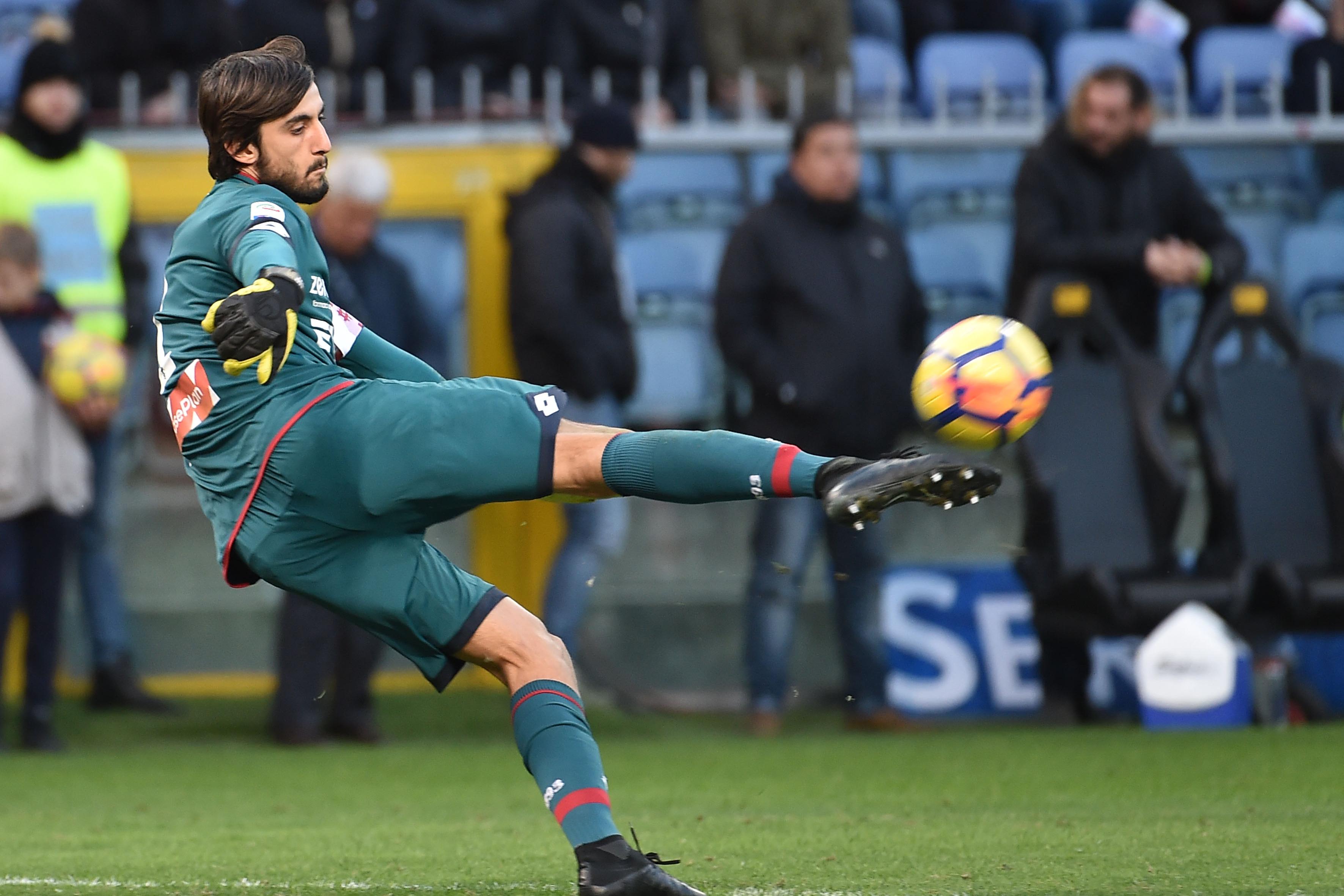 GENOA, ITALY - NOVEMBER 26:  Mattia Perin goalkeeper Genoa during the Serie A match between Genoa CFC and AS Roma at Stadio Luigi Ferraris on November 26, 2017 in Genoa, Italy.  (Photo by Paolo Rattini/Getty Images)