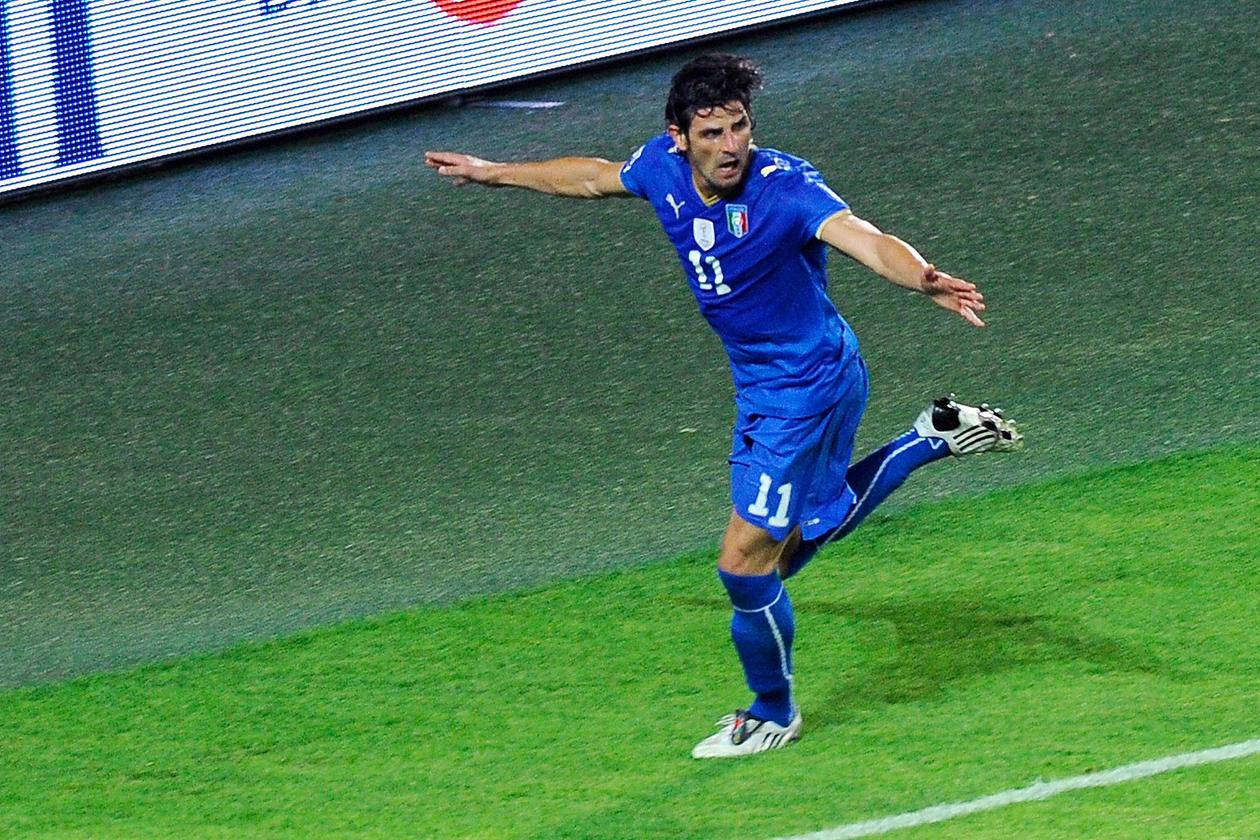 TURIN, ITALY - SEPTEMBER 09:  Vincenzo Iaquinta of Italy celebrates scoring his team\\'s second goal during the FIFA 2010 World Cup Group 8 Qualifier match between Italy and Bulgaria at the Olimpico Stadium on September 9, 2009 in Turin, Italy.   (Photo by Dino Panato/Getty Images) *** Local Caption *** Vincenzo Iaquinta