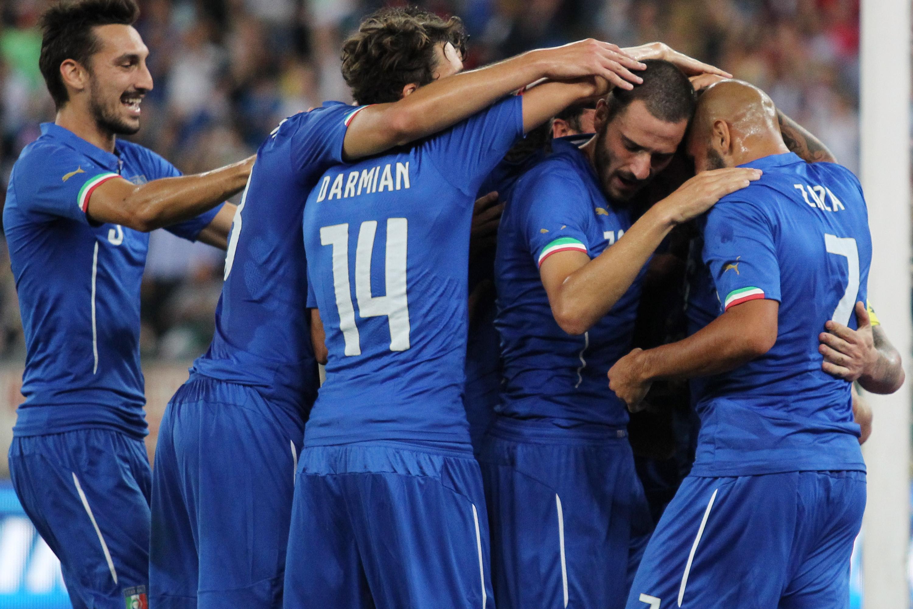 BARI, ITALY - SEPTEMBER 04:  Daniele De Rossi (C) celebrates with his teammates of Italy after scoring the team\\'s second goal from penalty spot during the international friendly match between Italy and Netherlands at Stadio San Nicola on September 4, 2014 in Bari, Italy.  (Photo by Paolo Bruno/Getty Images)