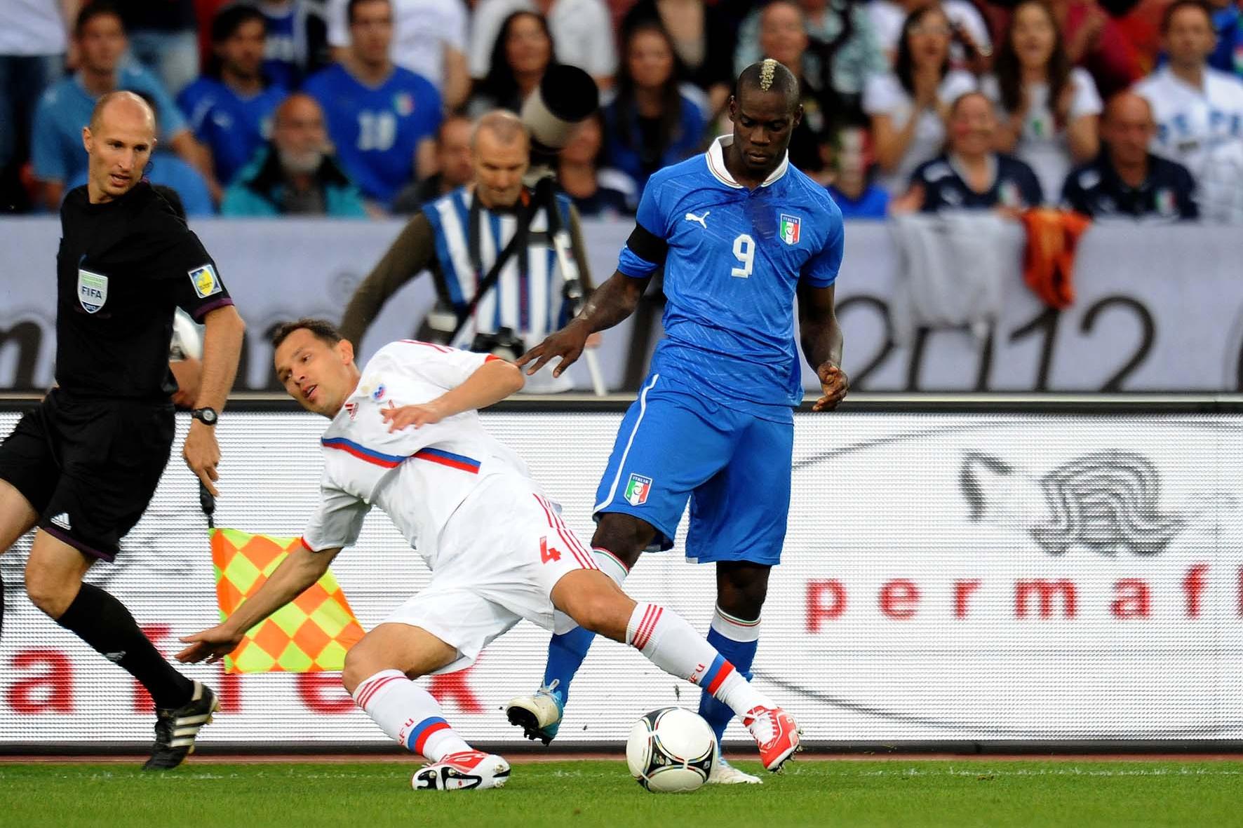 Mario BALOTELLI (Italia), Sergey IGNASHEVICH (Russia)\\rZurigo 01/06/2012 Stadio \"Letzigrund stadium\"\\rgara amichevole 2011/2012\\rFootball Calcio Italia Vs Russia\\rFoto Insidefoto Alessandro Sabattini\\r 