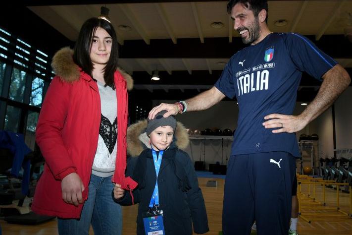Una famiglia di Norcia a Coverciano con gli Azzurri grazie all’iniziativa ‘Il calcio aiuta’