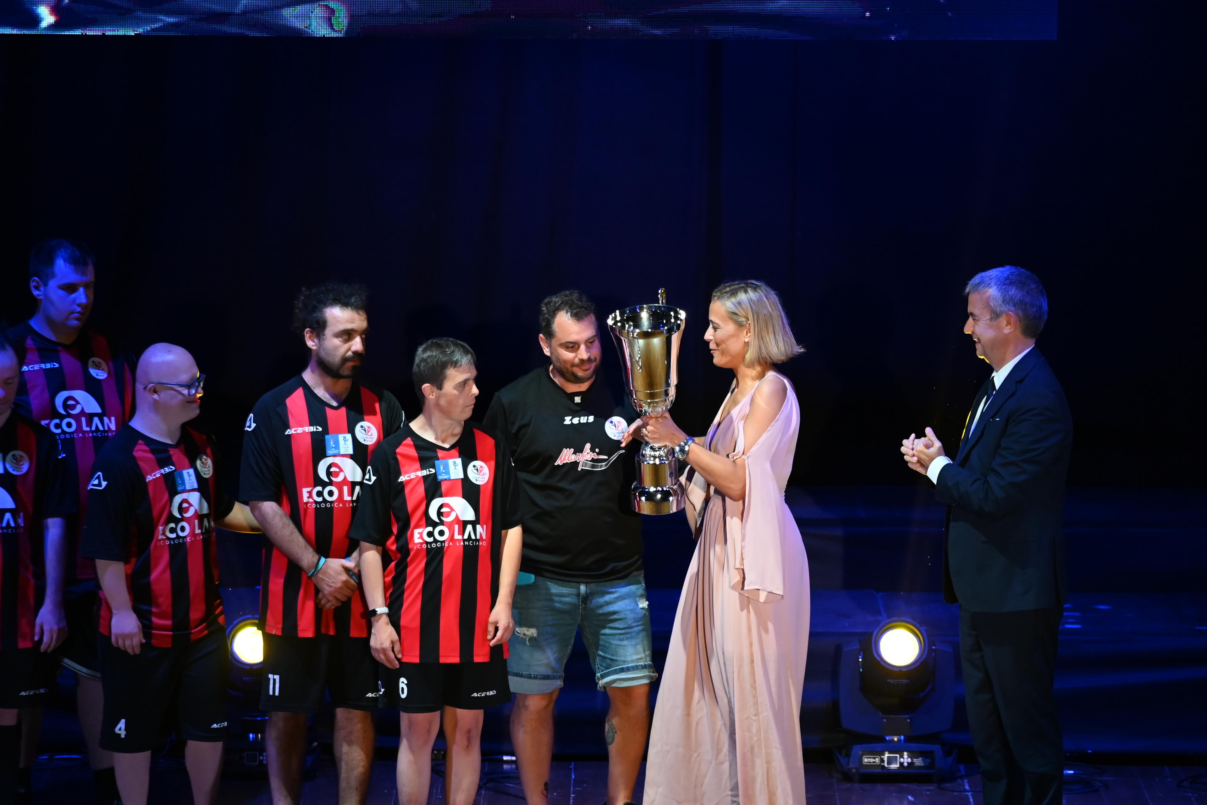 Al 'Gran galà del calcio' della LND Abruzzo assegnato un premio ai club DCPS Lanciano Special e Percorsi ODV