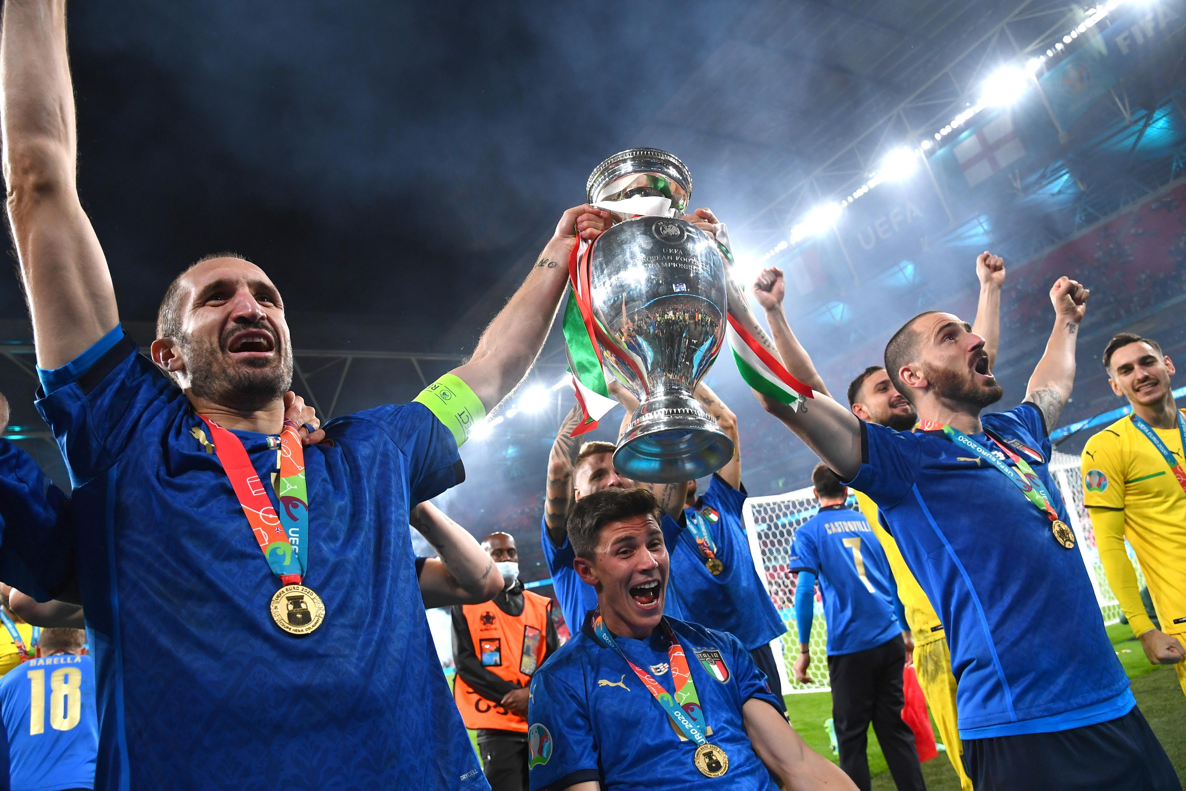 LONDON, ENGLAND - JULY 11: Players of Italy celebrate their side\\'s victory after the UEFA Euro 2020 Championship Final between Italy and England at Wembley Stadium on July 11, 2021 in London, England. (Photo by Claudio Villa/Getty Images)