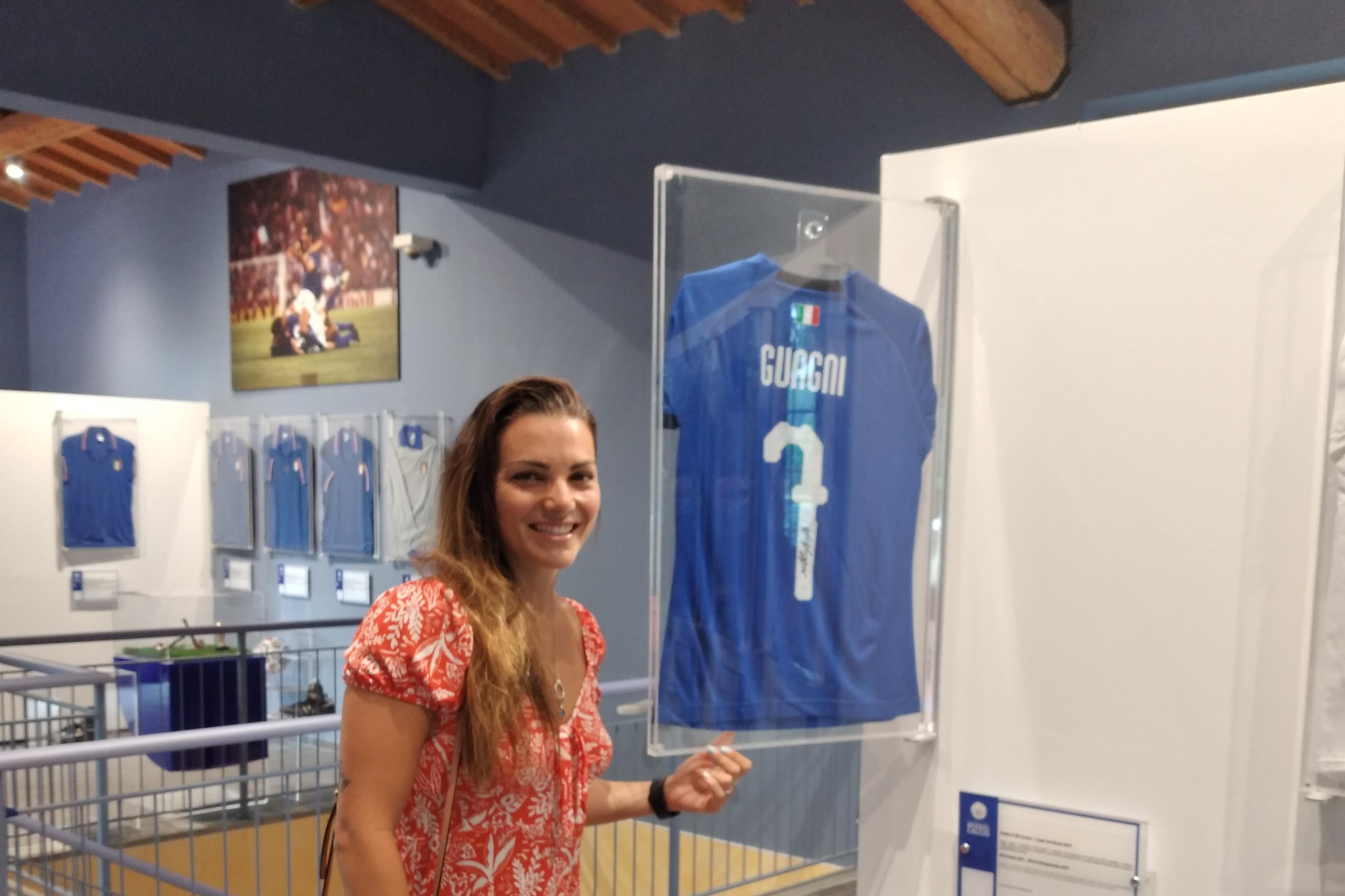 Alia Guagni al Museo del Calcio. Tappa alla sua maglia azzurra