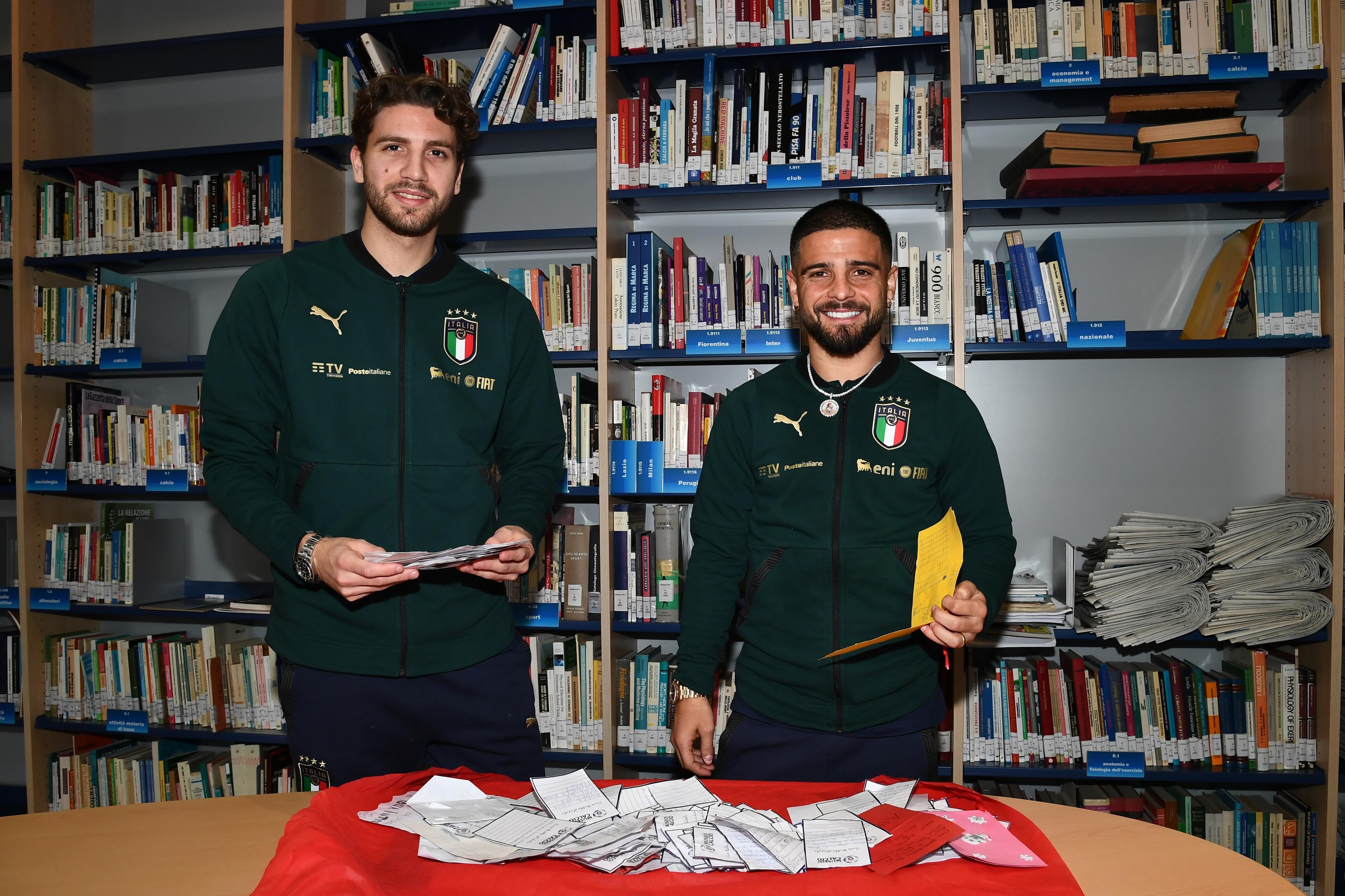 Insigne e Locatelli aprono le letterine dei piccoli visitatori del Museo del Calcio consegnate agli Azzurri
