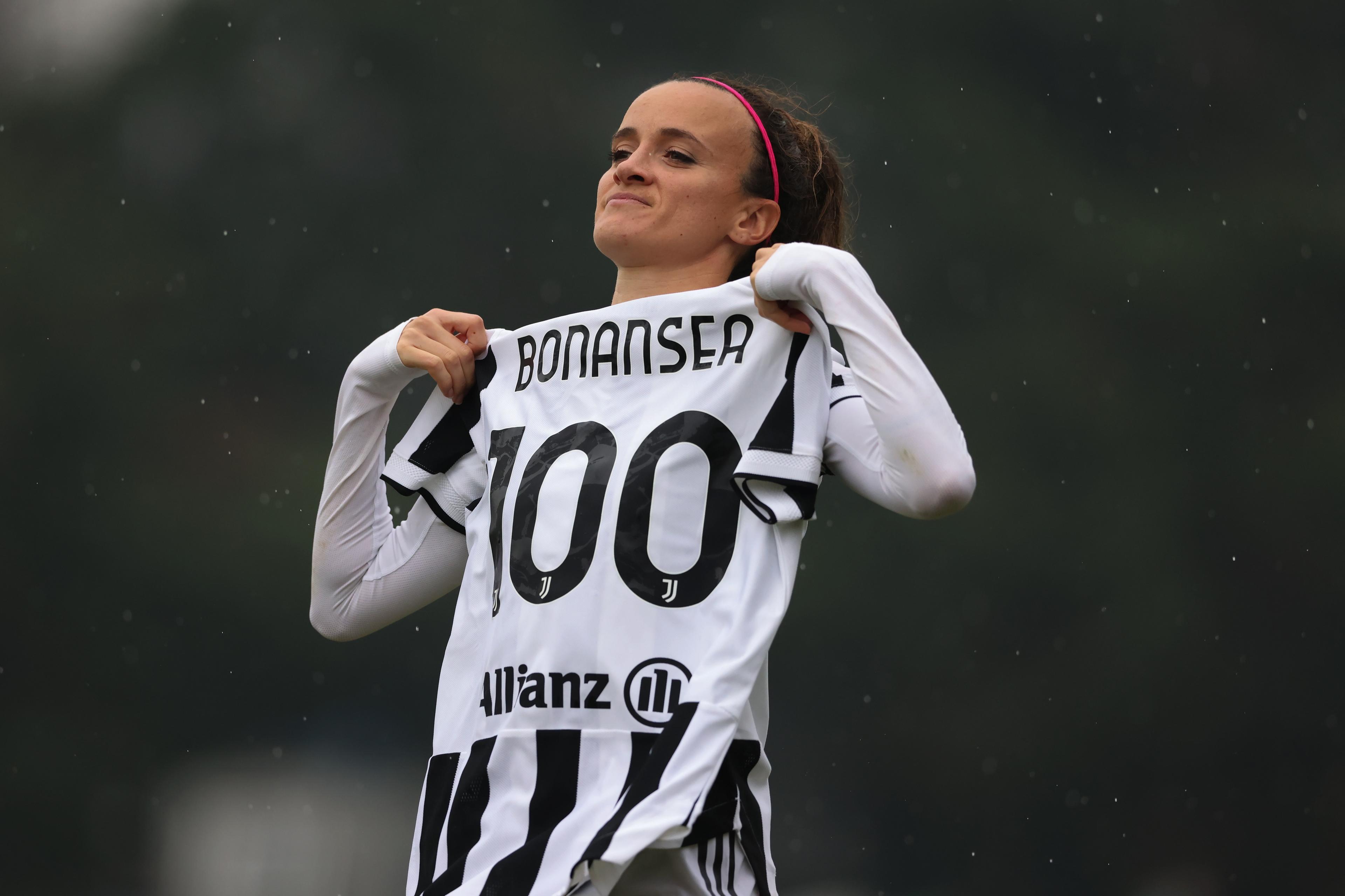 SESTO SAN GIOVANNI, ITALY - OCTOBER 30: Barbara Bonansea of Juventus celebrates with a jersey to mark her 100th appearance following the final whistle in the Women's Serie A match between FC Internazionale and Juventus at Stadio Breda on October 30, 2021 in Sesto San Giovanni, Italy. (Photo by Jonathan Moscrop/Getty Images)