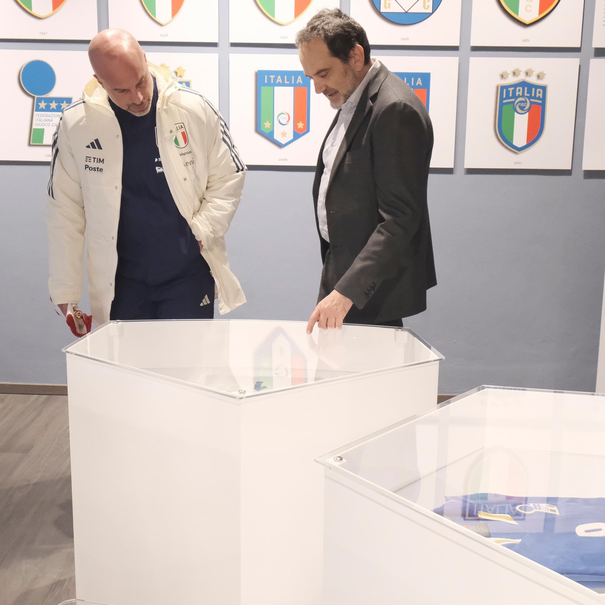 Il gagliardetto di Spagna-Italia 2-3 donato al Museo del Calcio