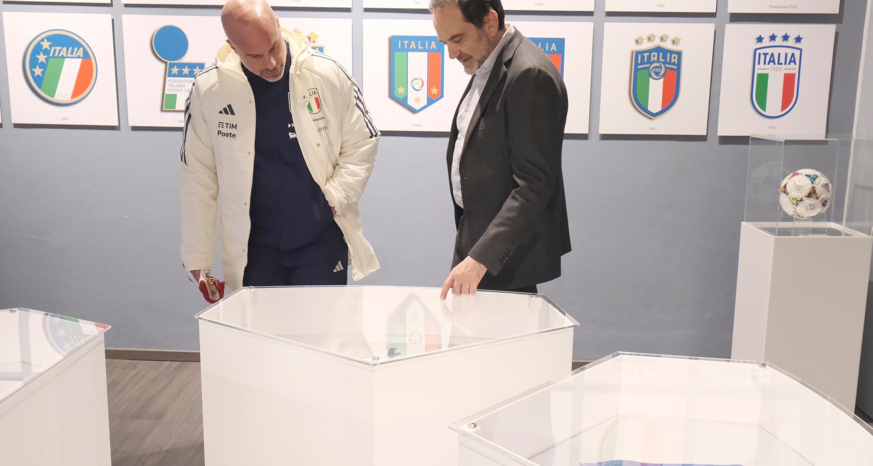 Il gagliardetto di Spagna-Italia 2-3 donato al Museo del Calcio