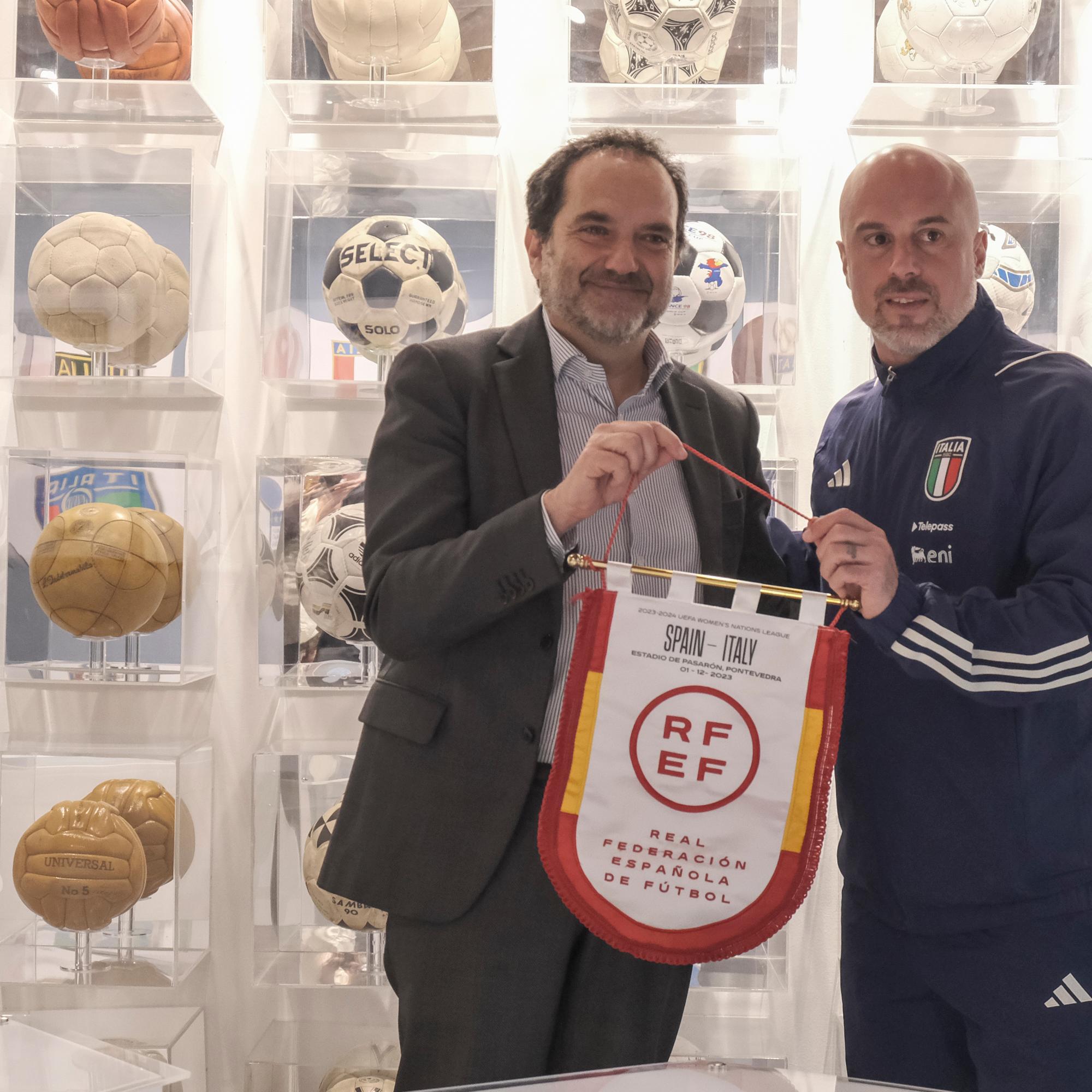 Soncin donates the Spain vs. Italy pennant to the Museo del Calcio