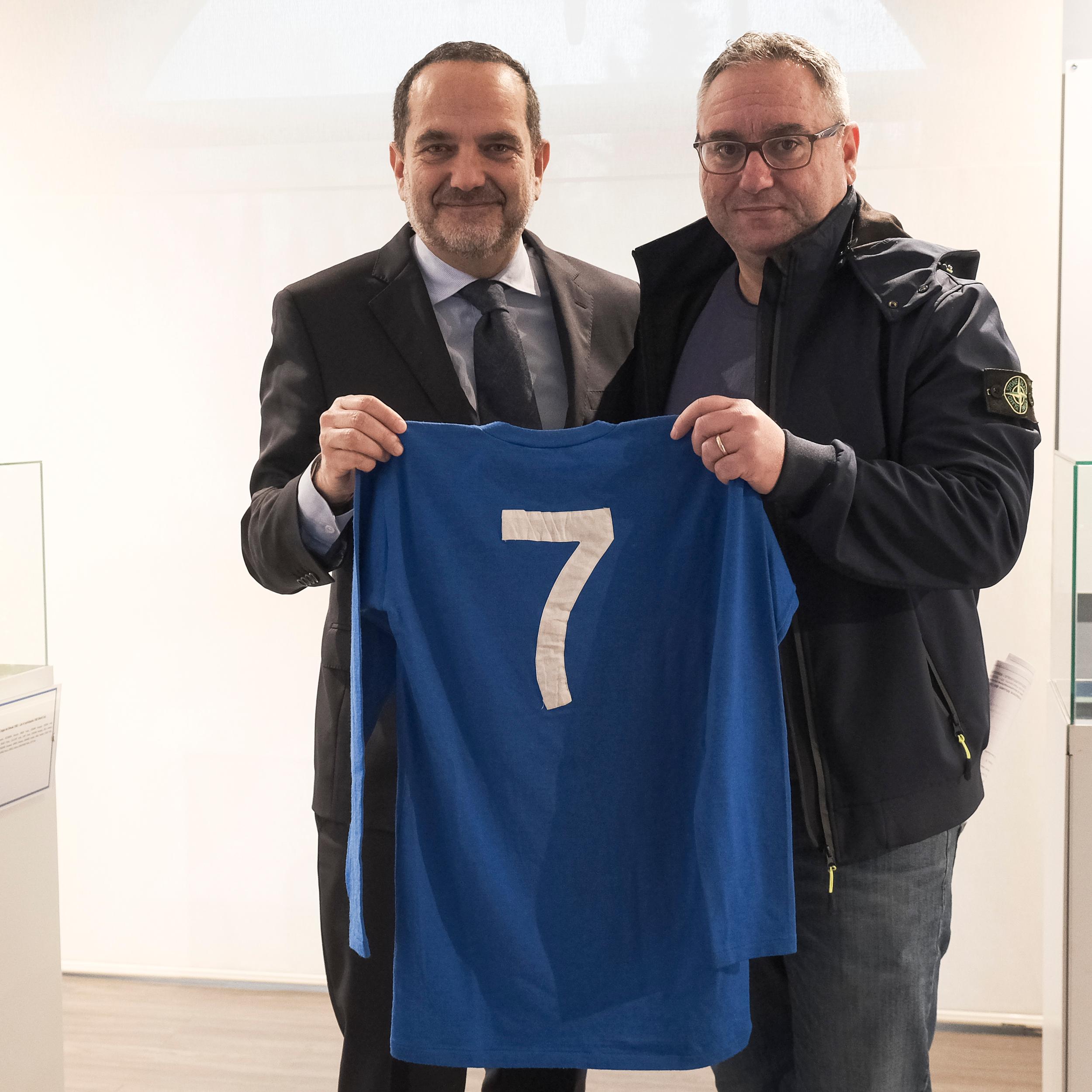 La maglia numero sette di Romeo Menti donata al Museo del Calcio
