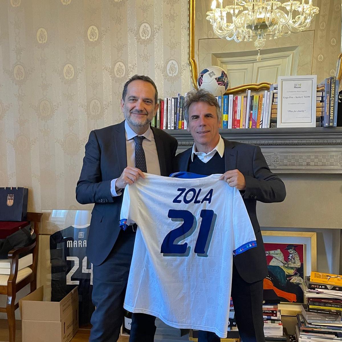 Zola gifts his USA ‘94 shirt to the Football Museum