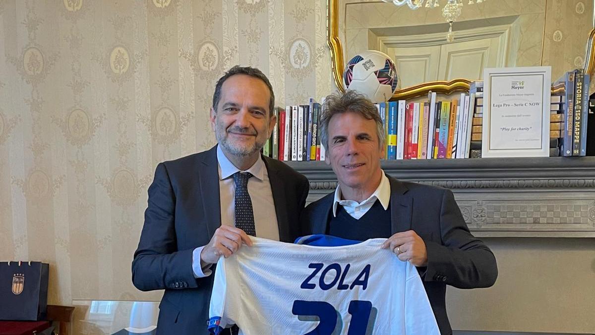 Zola gifts his USA ‘94 shirt to the Football Museum