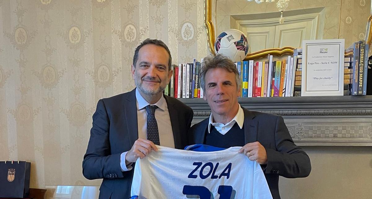 Zola gifts his USA ‘94 shirt to the Football Museum