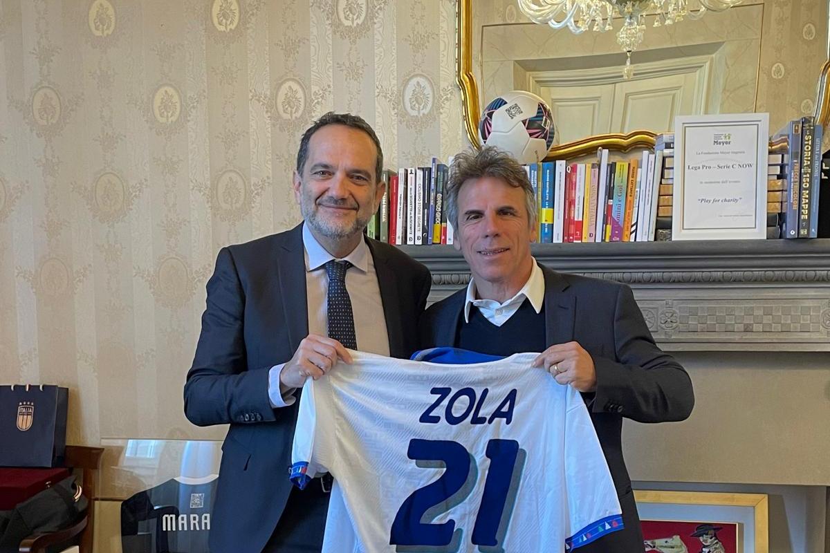 Zola gifts his USA ‘94 shirt to the Football Museum