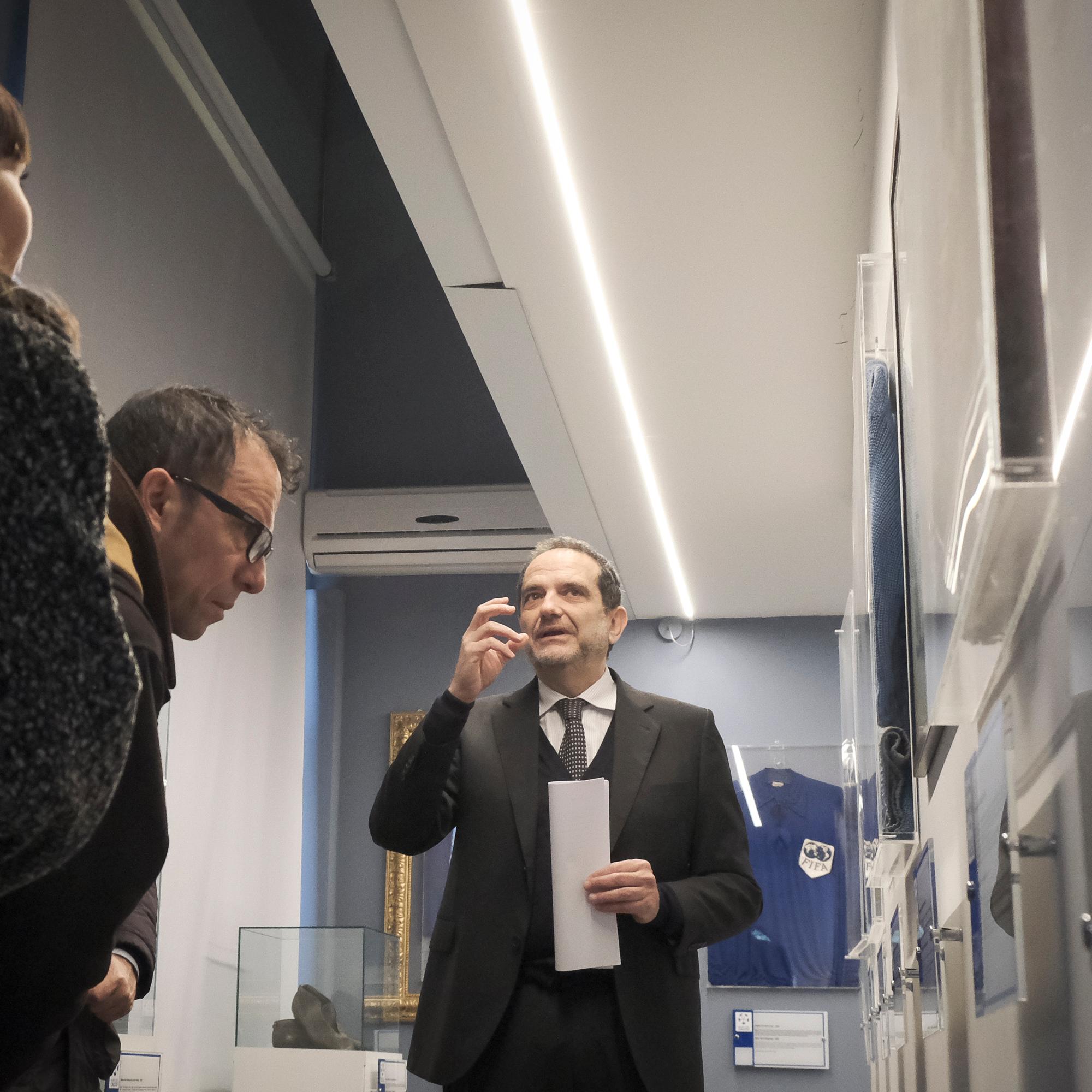 Stefano Farina: la maglia donata e la visita al Museo di familiari e vertici AIA