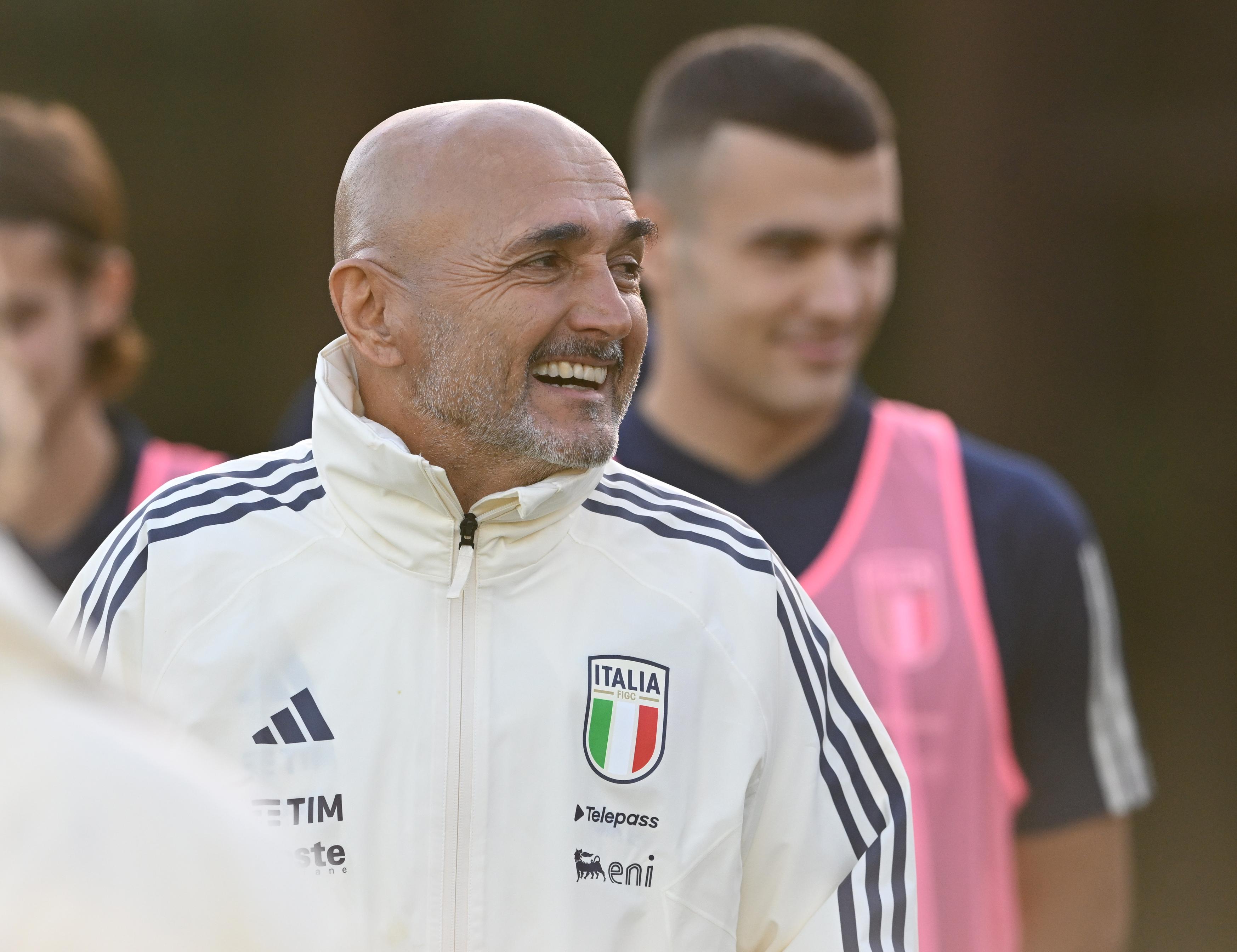 FLORENCE, ITALY - NOVEMBER 15: Head coach Italy Luciano Spalletti smiles during a Italy training session at Centro Tecnico Federale di Coverciano on November 15, 2023 in Florence, Italy. (Photo by Claudio Villa/Getty Images)