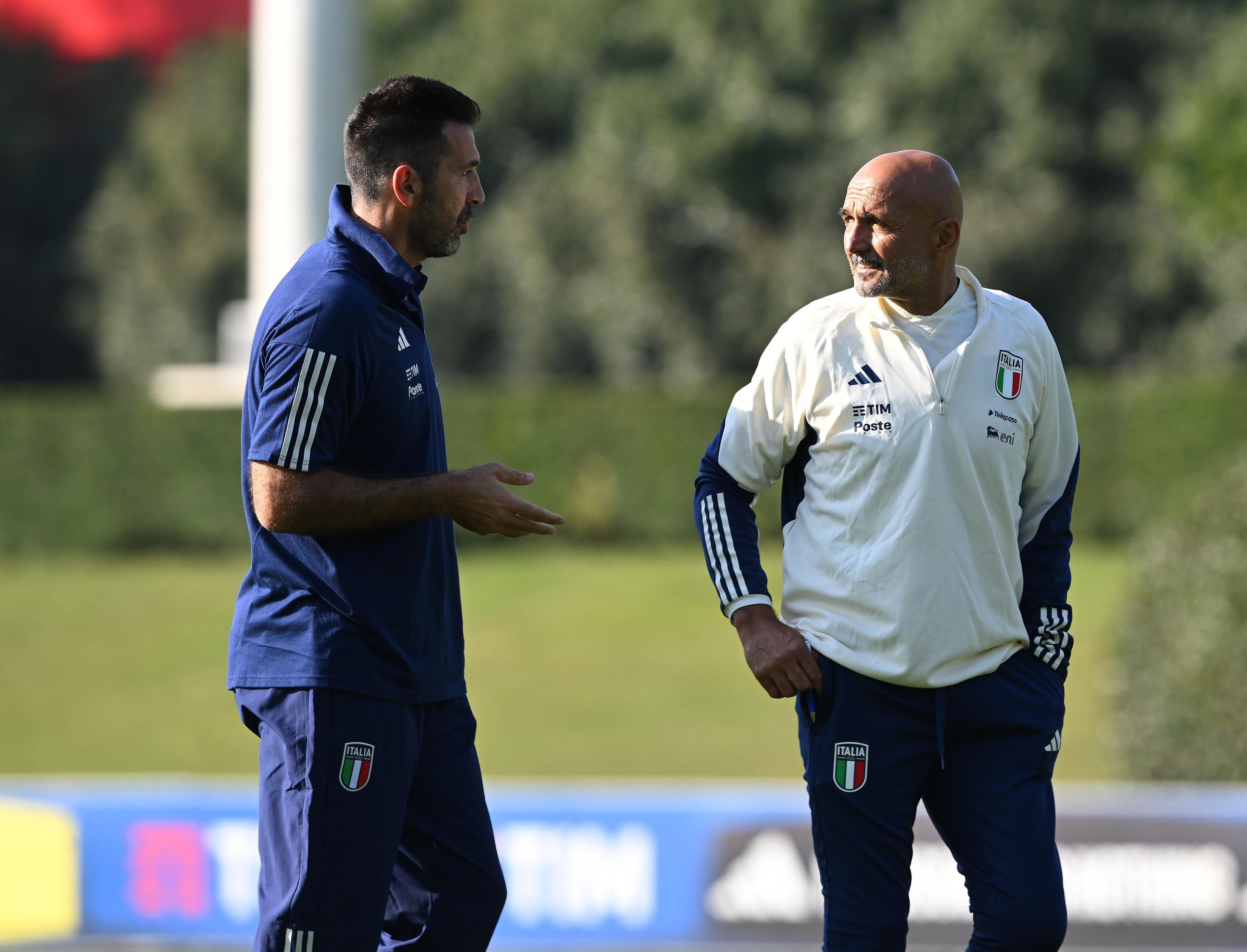 CAIRATE, ITALY - SEPTEMBER 11: Head coach of Italy Luciano Spalletti and Gianluigi Buffon speak during a Italy training session at Milanello on September 11, 2023 in Cairate, Italy. (Photo by Claudio Villa/Getty Images)