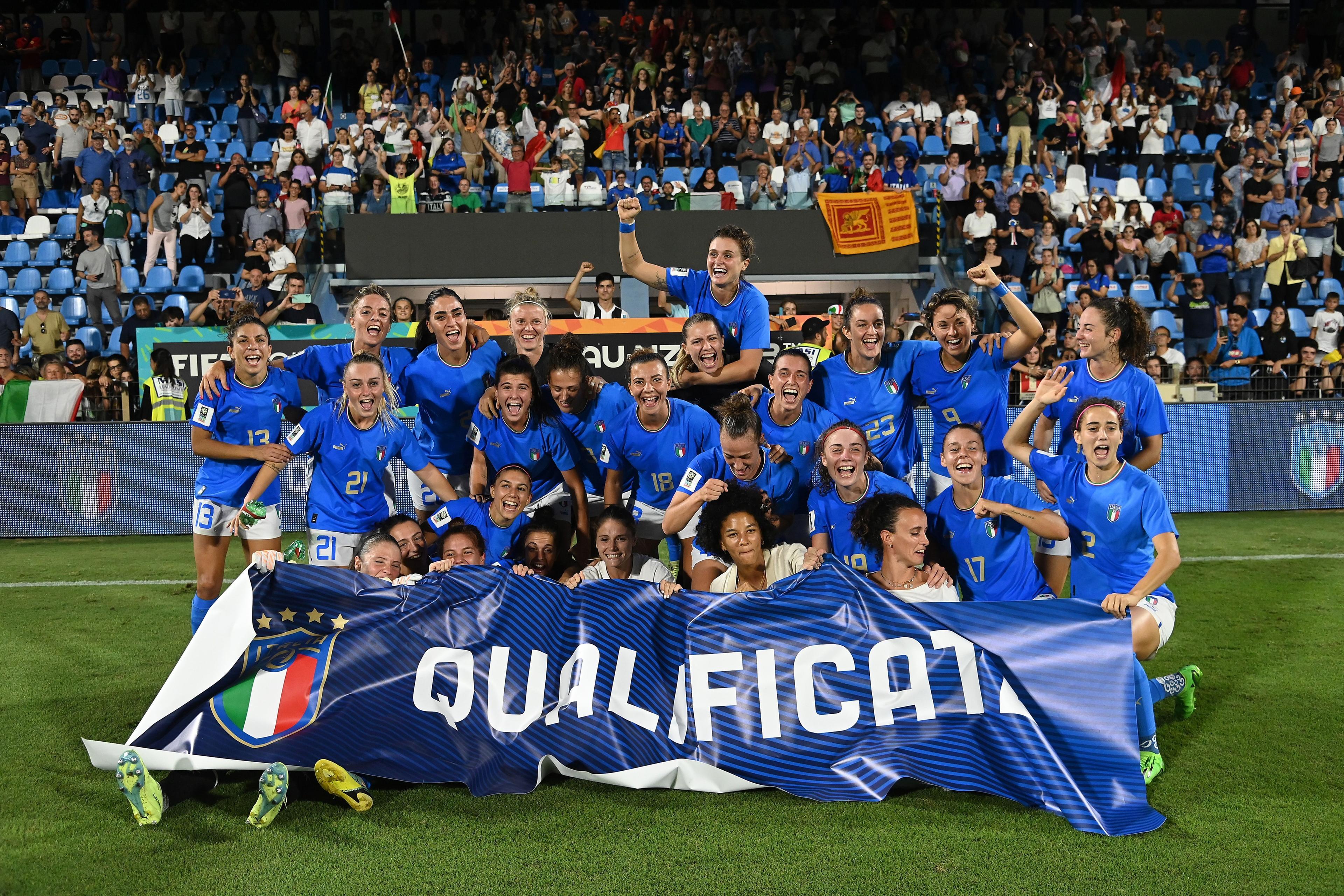 ROME, ITALY - SEPTEMBER 06:Italian players celebrates the victory during the FIFA Women\\'s World Cup 2023 Qualifier group G match between Italy and Romania at  on September 06, 2022 in Rome , Italy. (Photo by Alessandro Sabattini/Getty Images)