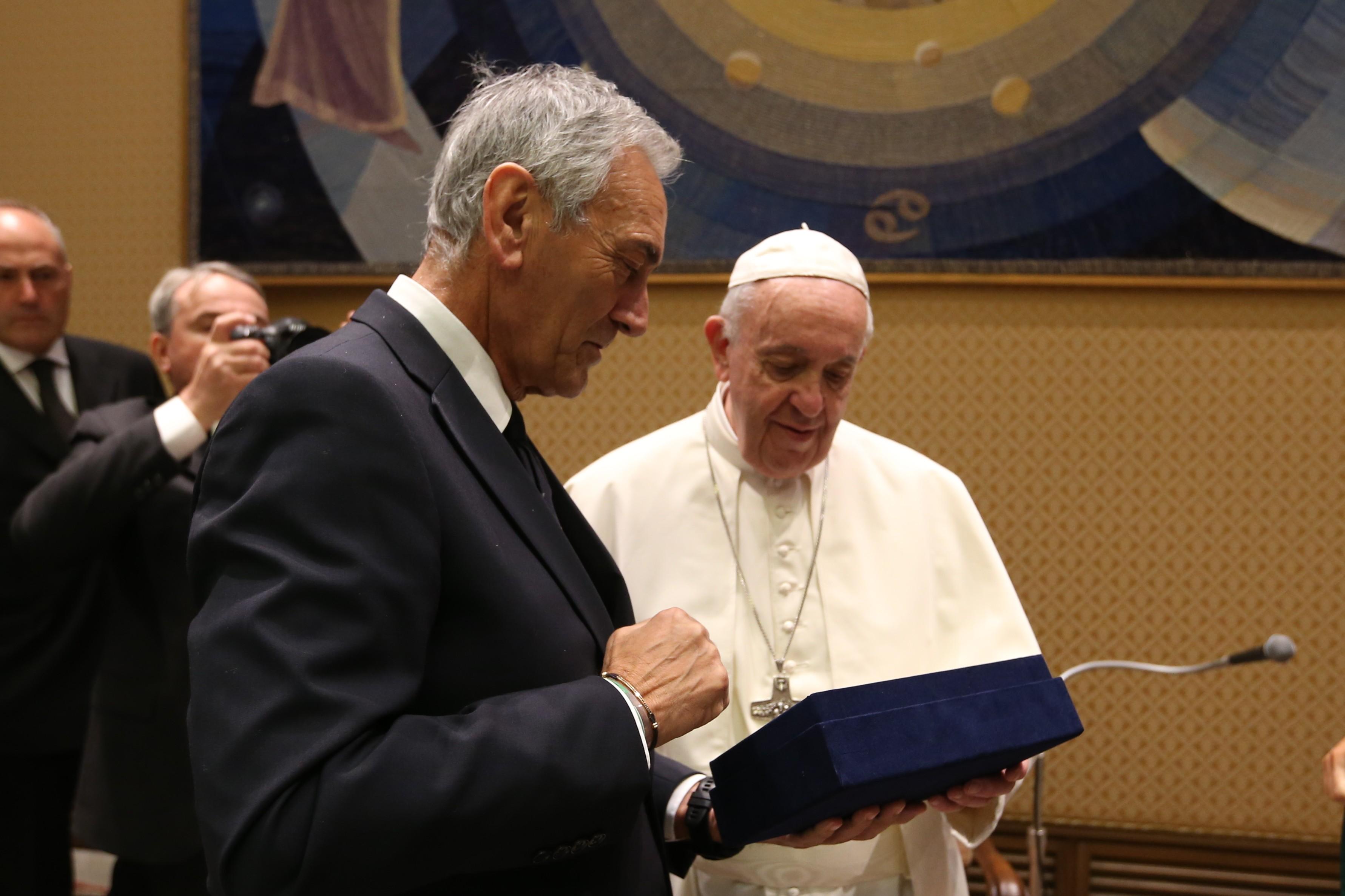 La FIGC piange la scomparsa di Papa Francesco. Gravina: \"Esempio di carità cristiana e dignità nella sofferenza, sempre vicino al mondo del calcio\"
