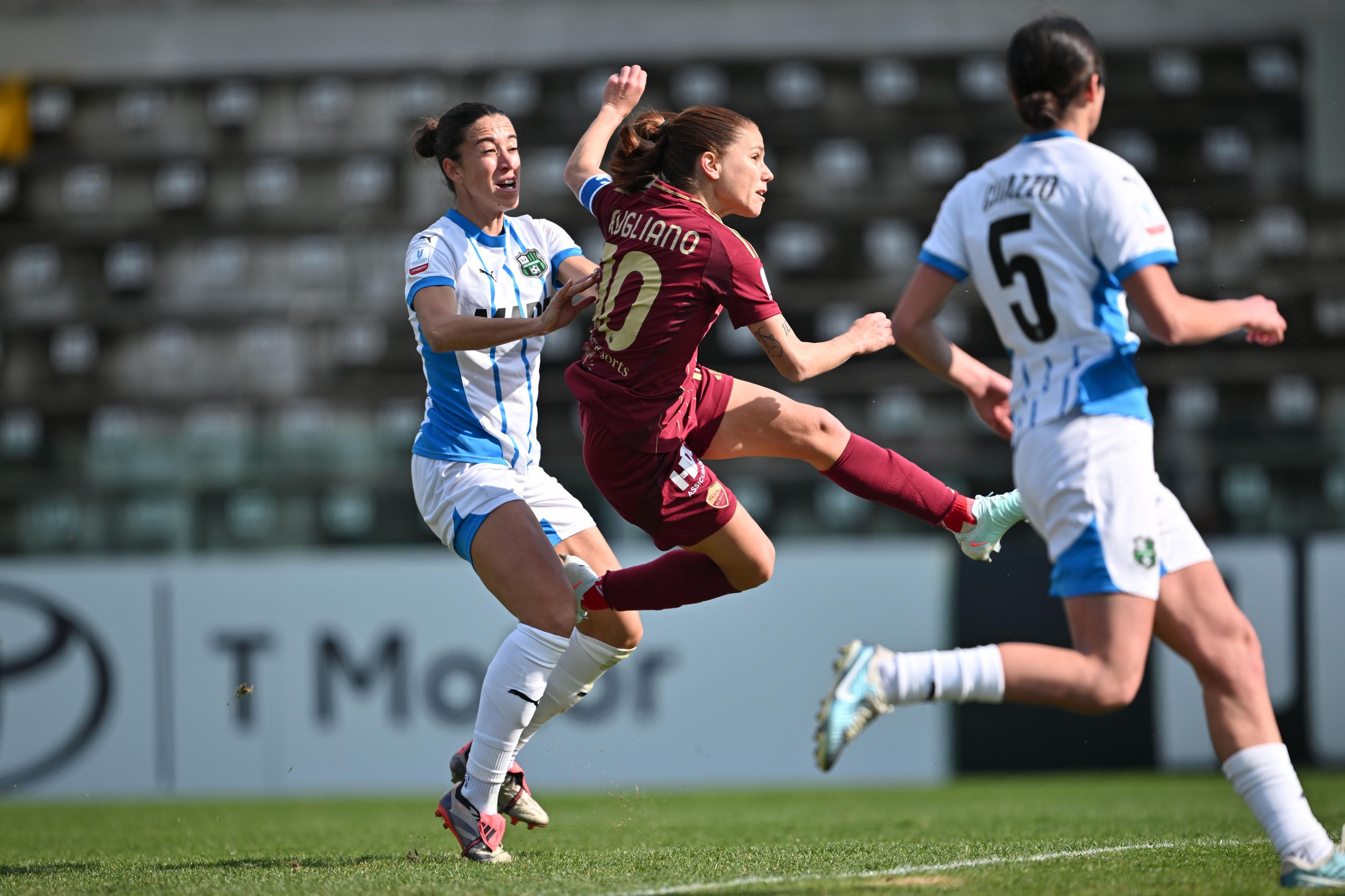 Manuela Giugliano (Roma Women)Martina Brustia (Sassuolo Women) ; February 15; 2025 - Football : Italian championship 2024 2025 Femminile ; Semifinal Women Italy Cup; match between Sassuolo Women 1-3 Roma Women at Enzo Ricci Stadium ; Sassuolo, Italy; ;( photo by aicfoto)(ITALY) [0855]