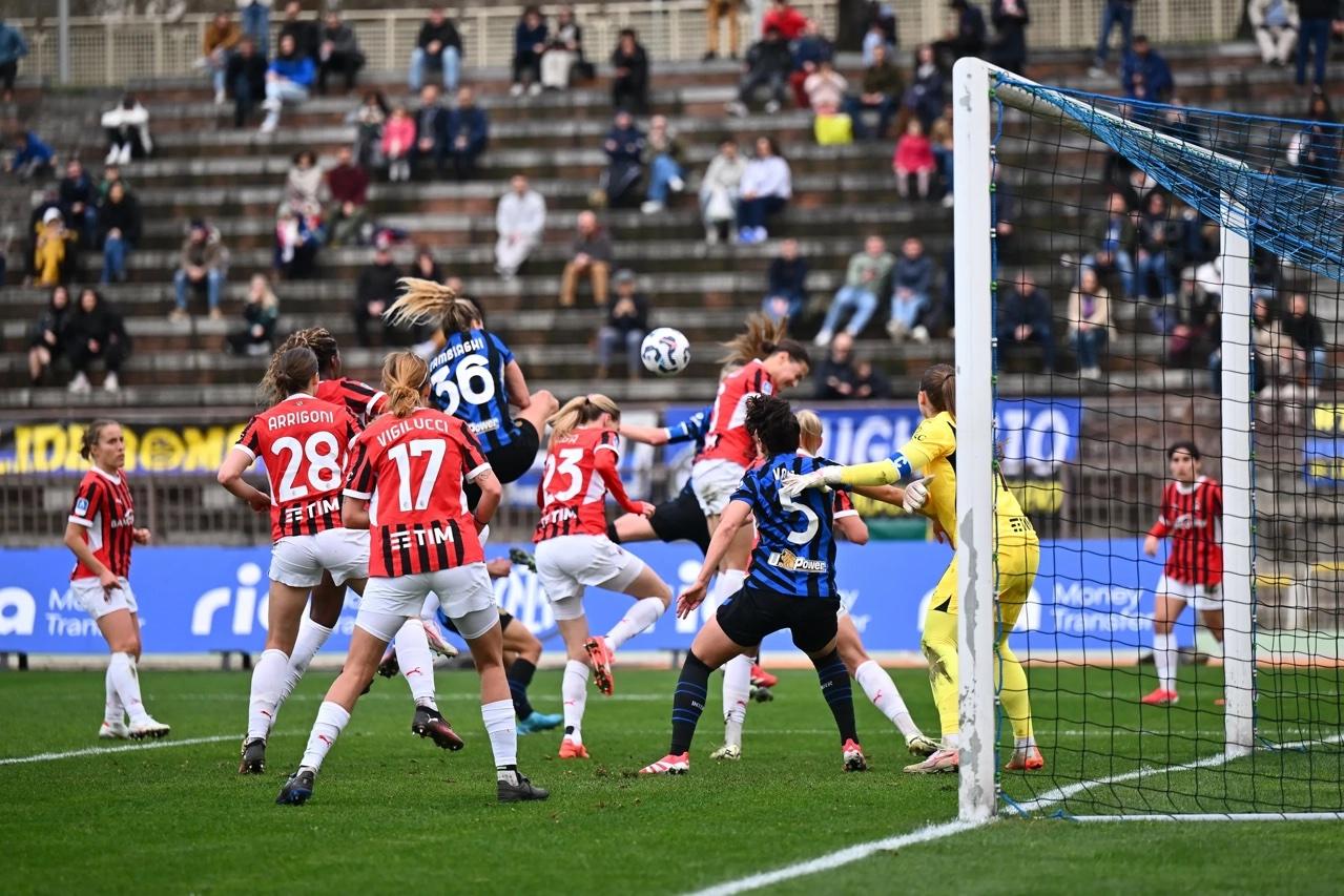 L’Inter pareggia 3-3 con il Milan e rosicchia un solo punto alla Juventus, 2-0 del Como