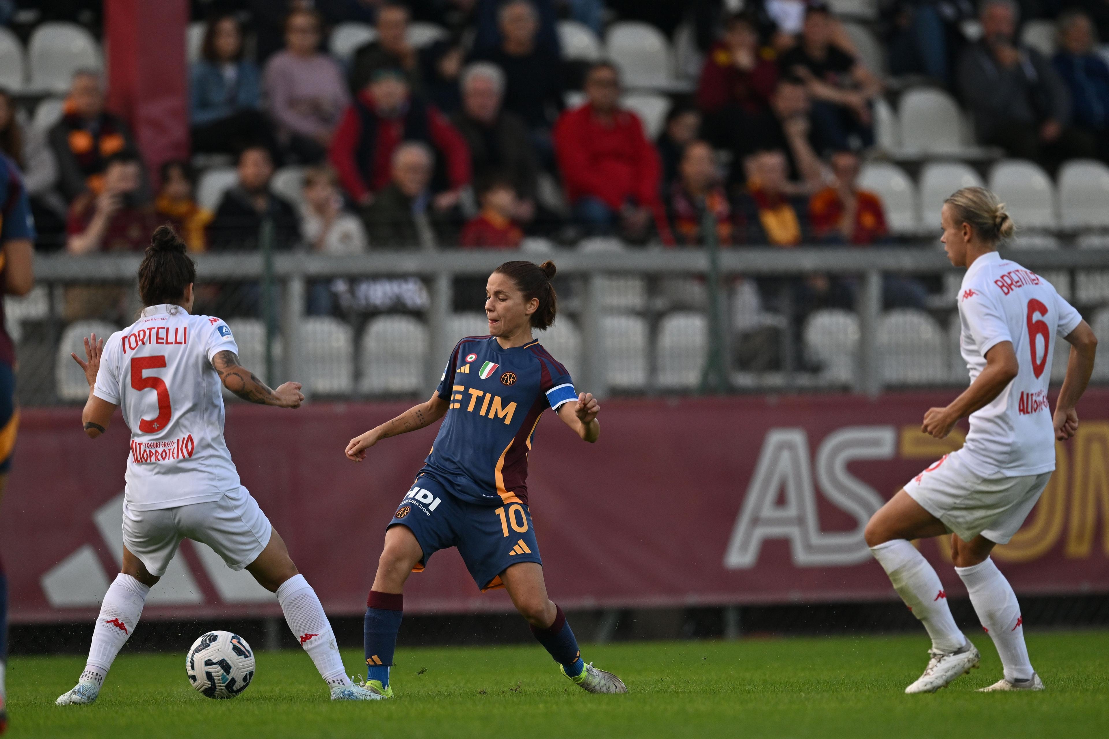 Alice Tortelli (Fiorentina Women)Manuela Giugliano (Roma Women)Stephanie Breitner (Fiorentina Women) ; November 9; 2024 - Football : Italian championship 2024 2025 Femminile ; 9°Day ; match between Roma Women 1-0 Fiorentina Women at Tre Fontane Stadium ; Roma, Italy; ;( photo by aicfoto)(ITALY) [0855]