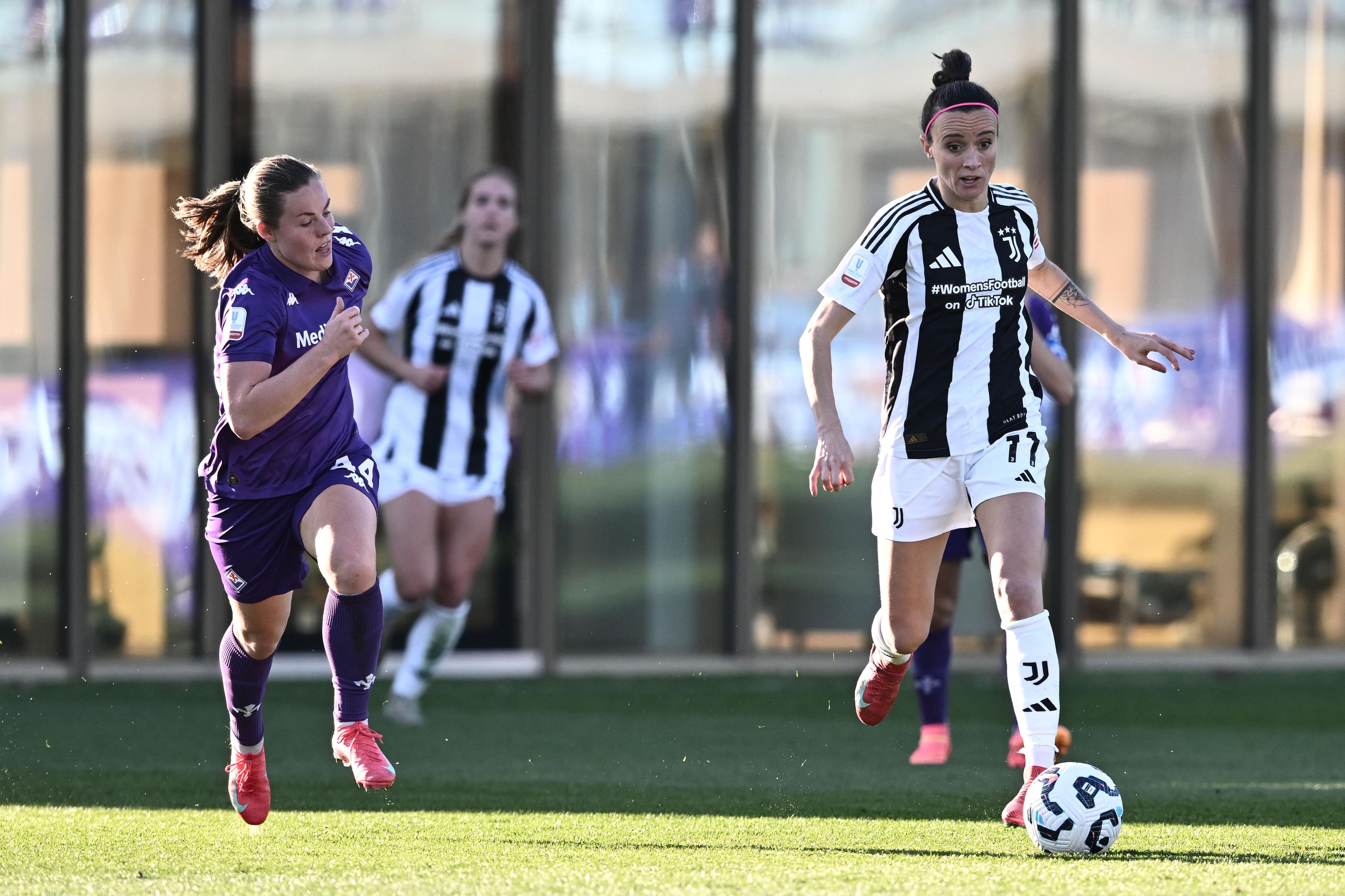 Barbara Bonansea (Juventus Women)Emma Skou Faerge (Fiorentina Women) ; February 16; 2025 - Football : Italian championship 2024 2025 Femminile ; Semifinal Italy Cup Women; match between Fiorentina Women 2-3 Juventus Women at Curva Fiesole - Viola Park Stadium ; Firenze, Italy; ;( photo by aicfoto)(ITALY) [0855]