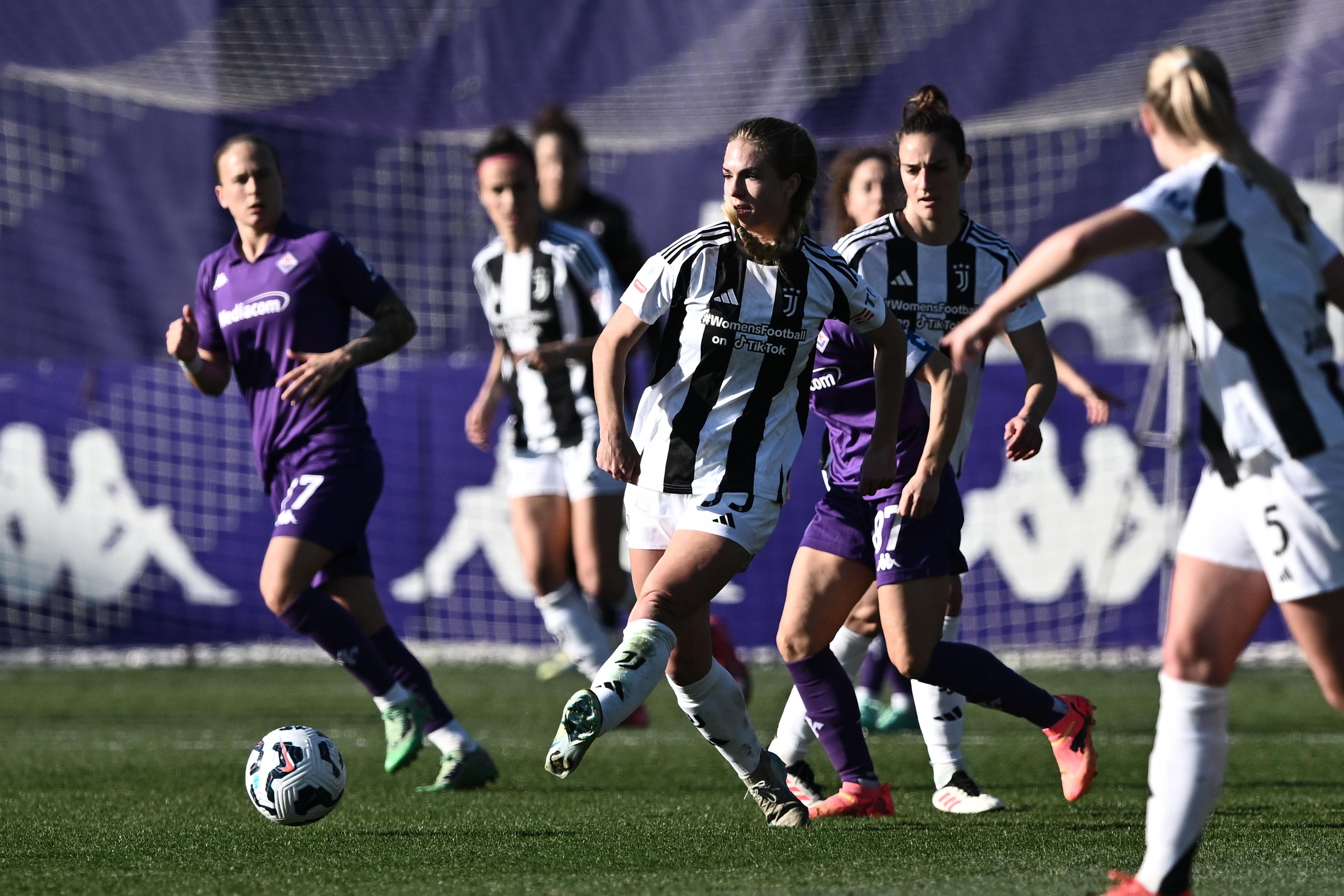 Venerdì Fiorentina-Juventus e il nuovo derby tra Milan e Inter. Domenica alle 12.30 la sfida salvezza Napoli-Sampdoria