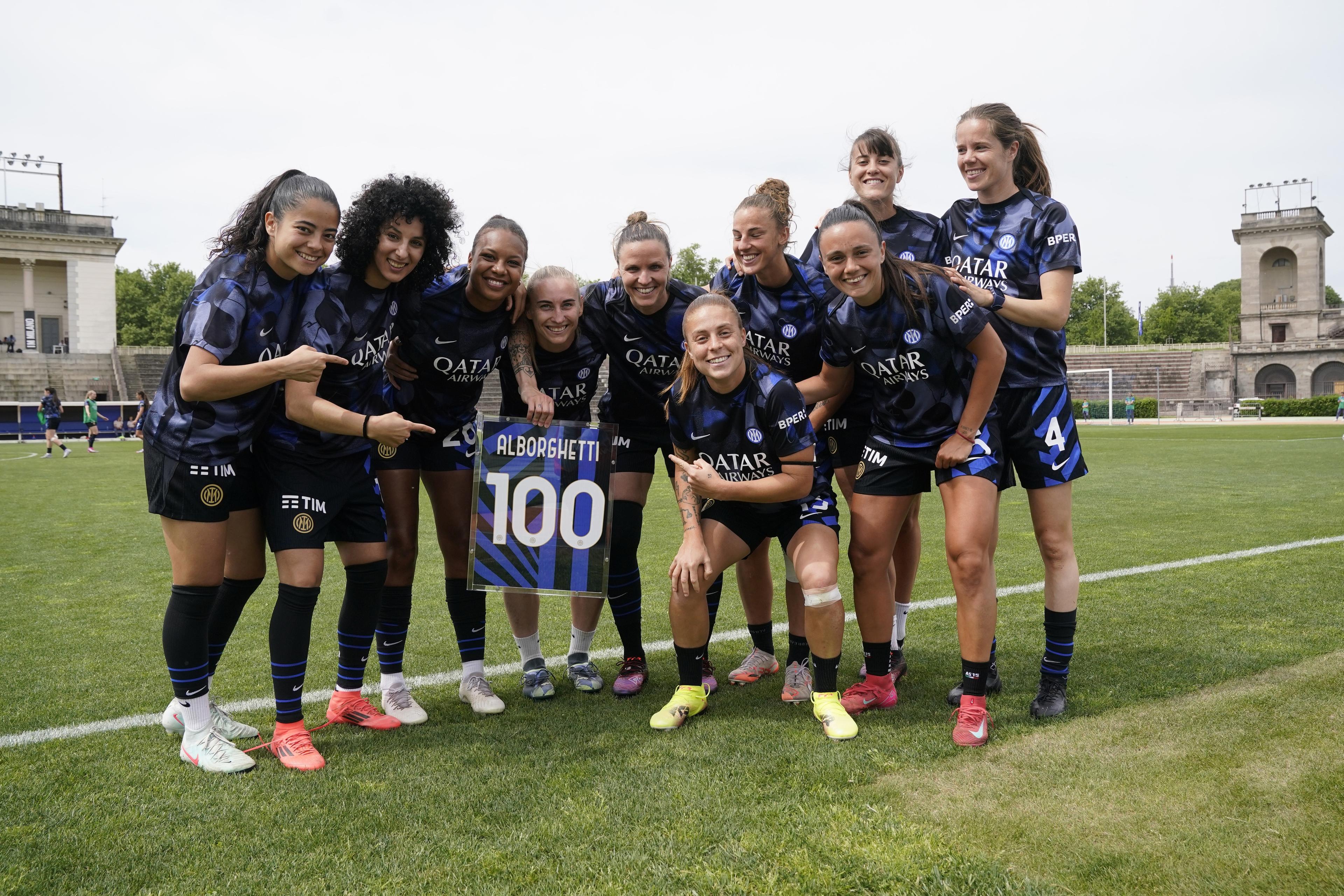 MILAN, ITALY - MAY 03: Lisa Alborghetti of FC Internazionale Women receives a commemorative jersey during the Women Serie A Playoff Group A match between FC Internazionale and Fiorentina at Arena Civica Gianni Brera on May 03, 2025 in Milan, Italy. (Photo by Pier Marco Tacca - Inter/Inter via Getty Images)