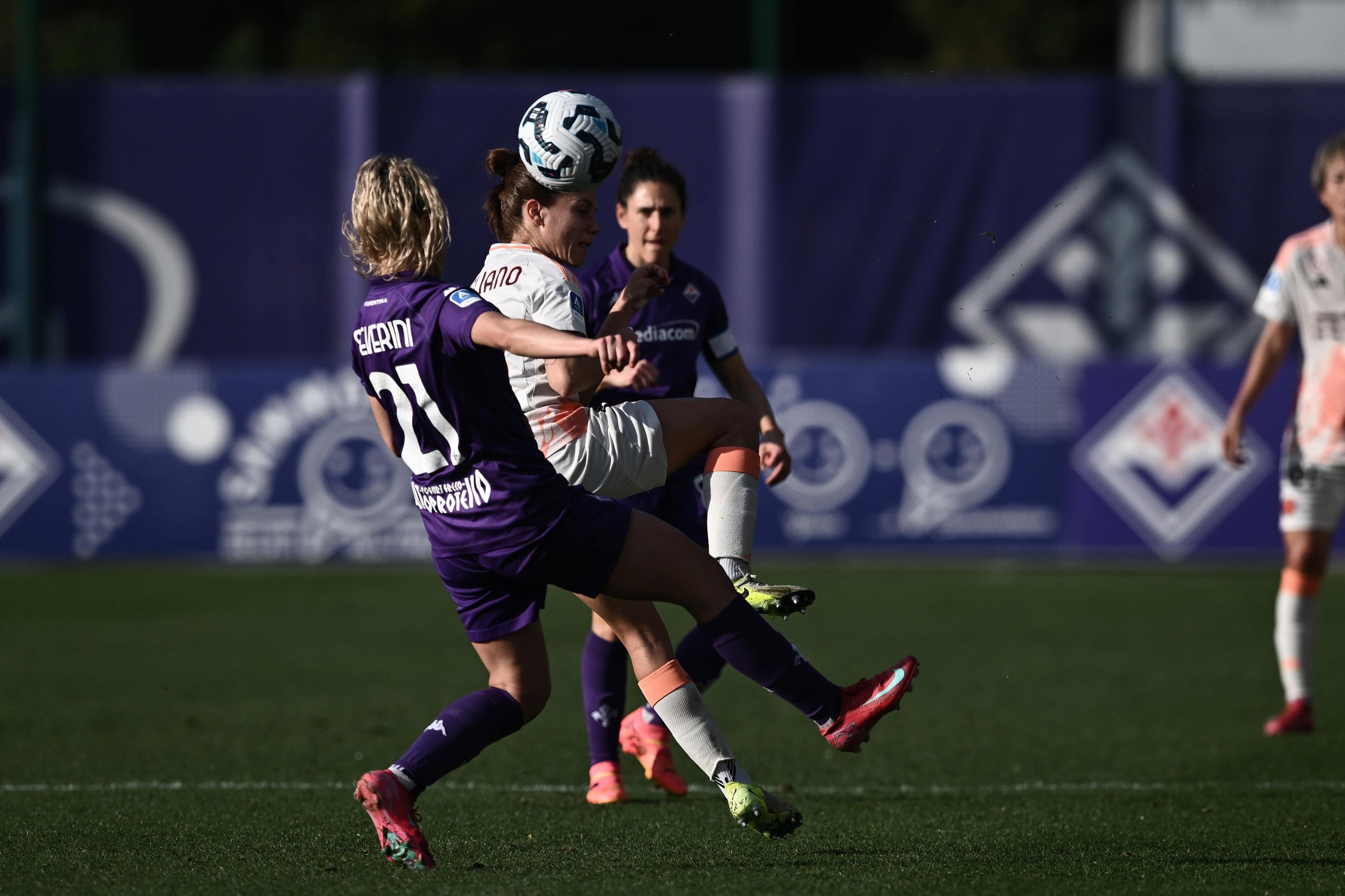 Manuela Giugliano (Roma Women)Emma Severini (Fiorentina Women) ; February 9; 2025 - Football : Italian championship 2024 2025 Femminile ; 18°Day; match between Fiorentina Women 0-0 Roma Women at Curva Fiesole - Viola Park Stadium ; Firenze, Italy; ;( photo by aicfoto)(ITALY) [0855]