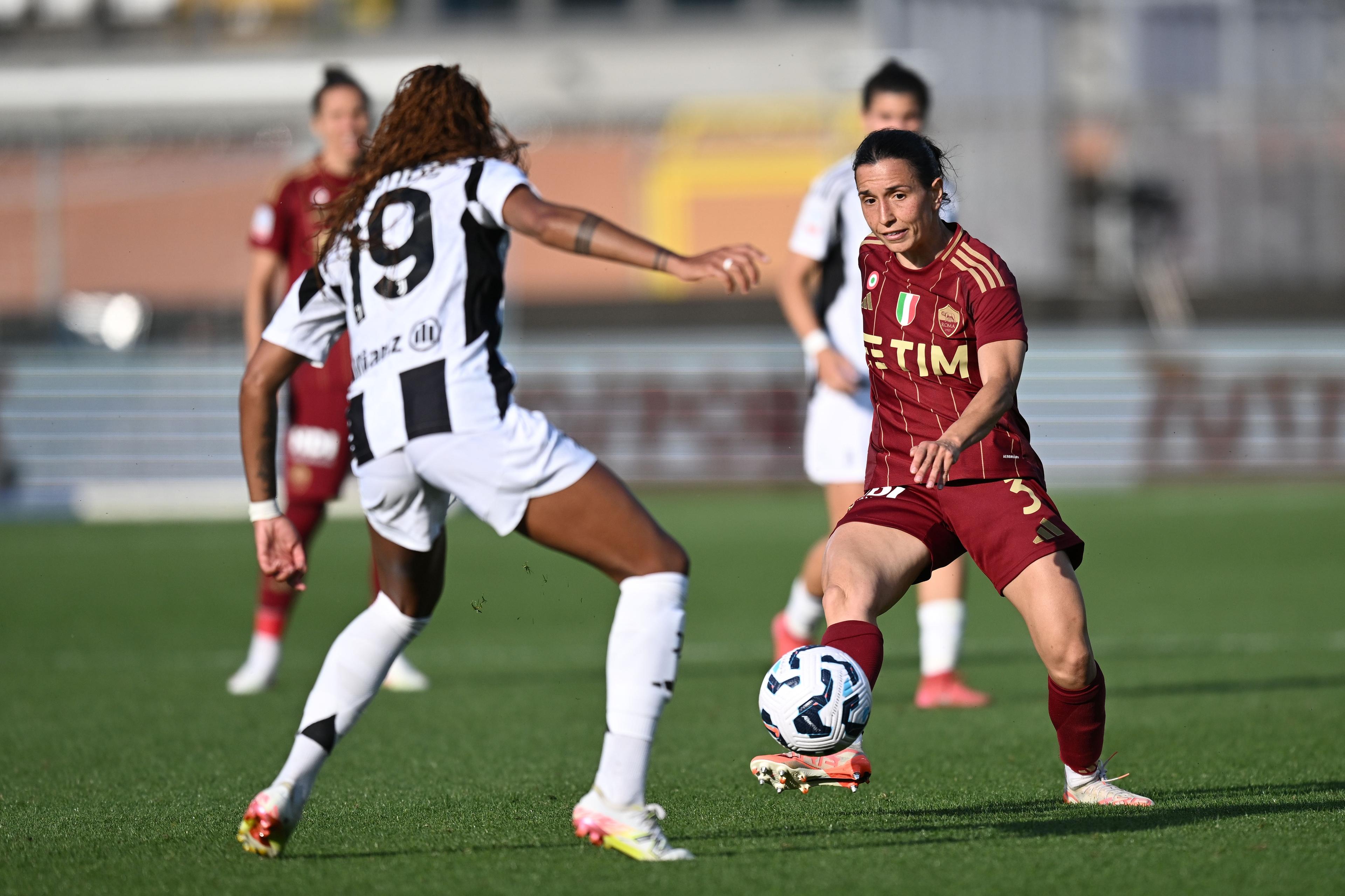 Lucia di Guglielmo (Roma Women)Lindsay Thomas (Juventus Women) ; May 17; 2025 - Football : Italian championship 2024 2025 Femminile ; Final Women Italy Cup; match between Juventus Women 4-0 Roma Women at Giuseppe Sinigaglia Stadium ; Como, Italy; ;( photo by aicfoto)(ITALY) [0855]