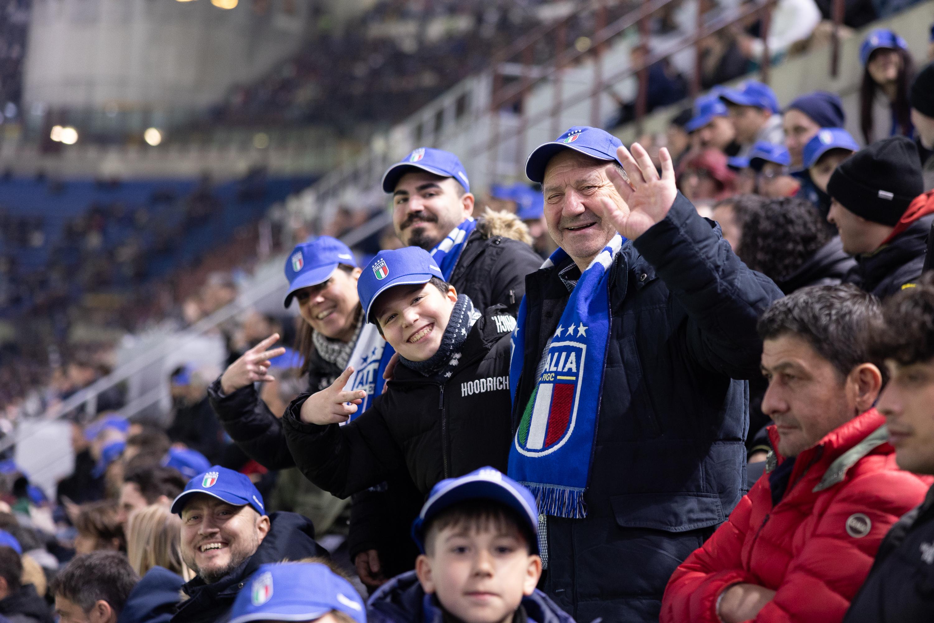 MILAN, ITALY - MARCH 20: DIPENDENTI ESSELUNGA CON GADGET during the UEFA Nations League quarterfinal leg one match between Italy and Germany at Stadio San Siro on March 20, 2025 in Milan, Italy. (Photo by Luca Bizzarri - FIGC/FIGC via Getty Images)