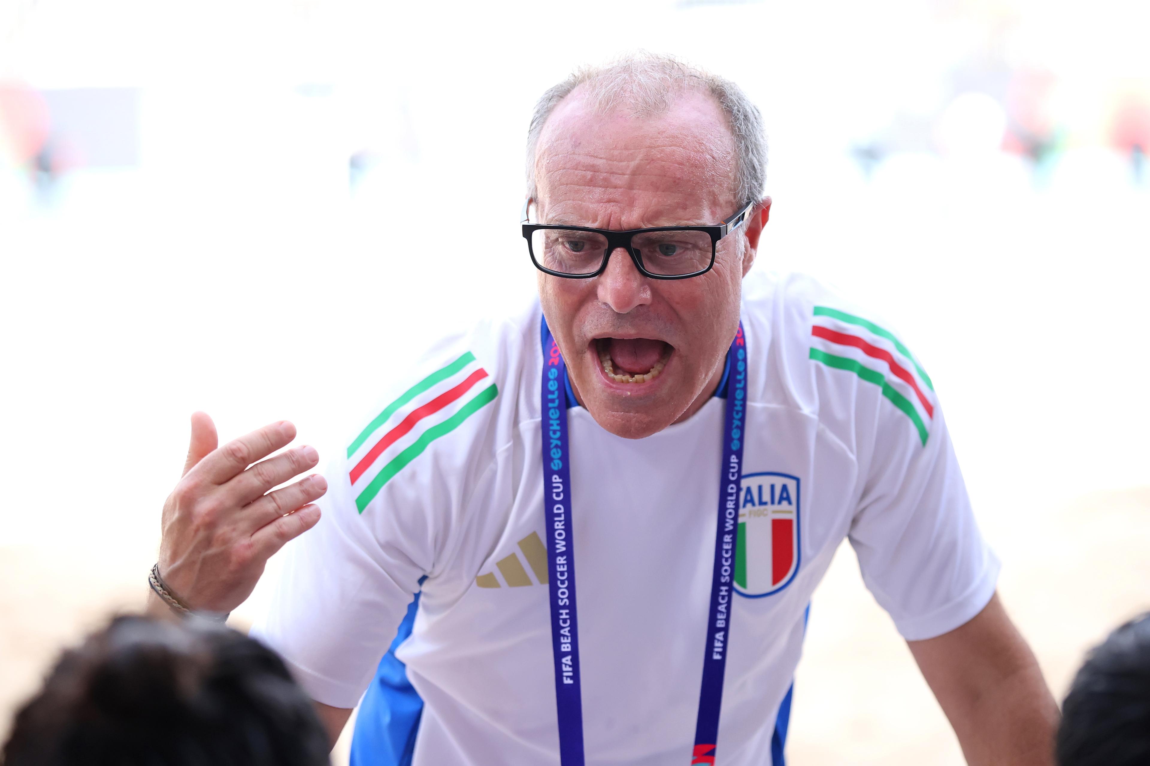 MAHE, SEYCHELLES - MAY 02: Emiliano Del Duca, Head Coach of Italy, gives the team instructions during the FIFA Beach Soccer World Cup Seychelles 2025 Group D match between Italy and Oman at The Paradise Arena on May 02, 2025 in Mahe, Seychelles. (Photo by Alex Grimm - FIFA/FIFA via Getty Images)