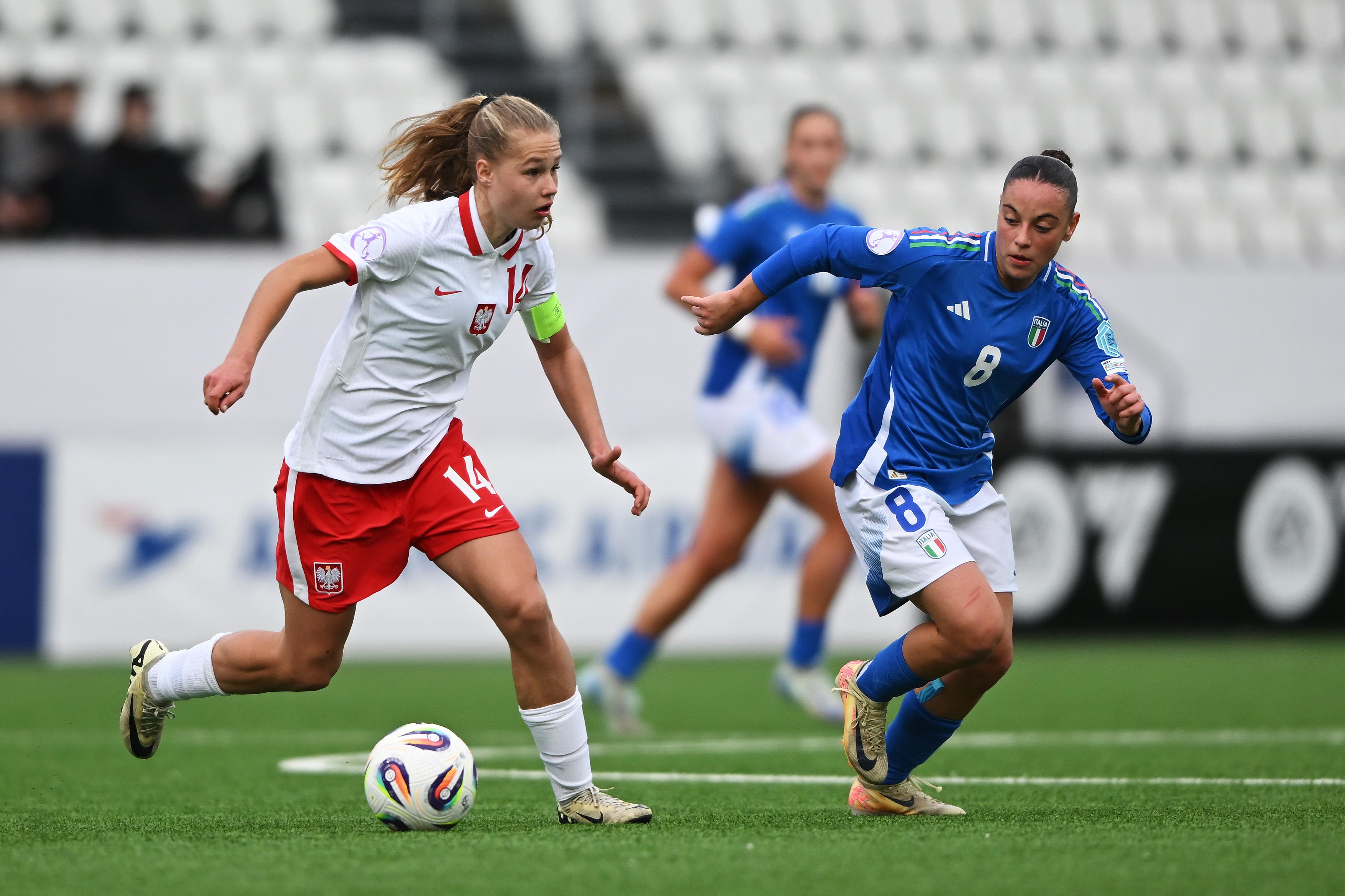 TORSHAVN, FAEROE ISLANDS - MAY 05: Zofia Burzan of Poland runs with the ball whilst under pressure from Benedetta Bedini of Italy during the UEFA Women's European Under-17 Championship Group Stage match between Poland and Italy at Torsvollur on May 05, 2025 in Torshavn, Faeroe Islands. (Photo by Shauna Clinton/UEFA via Getty Images)