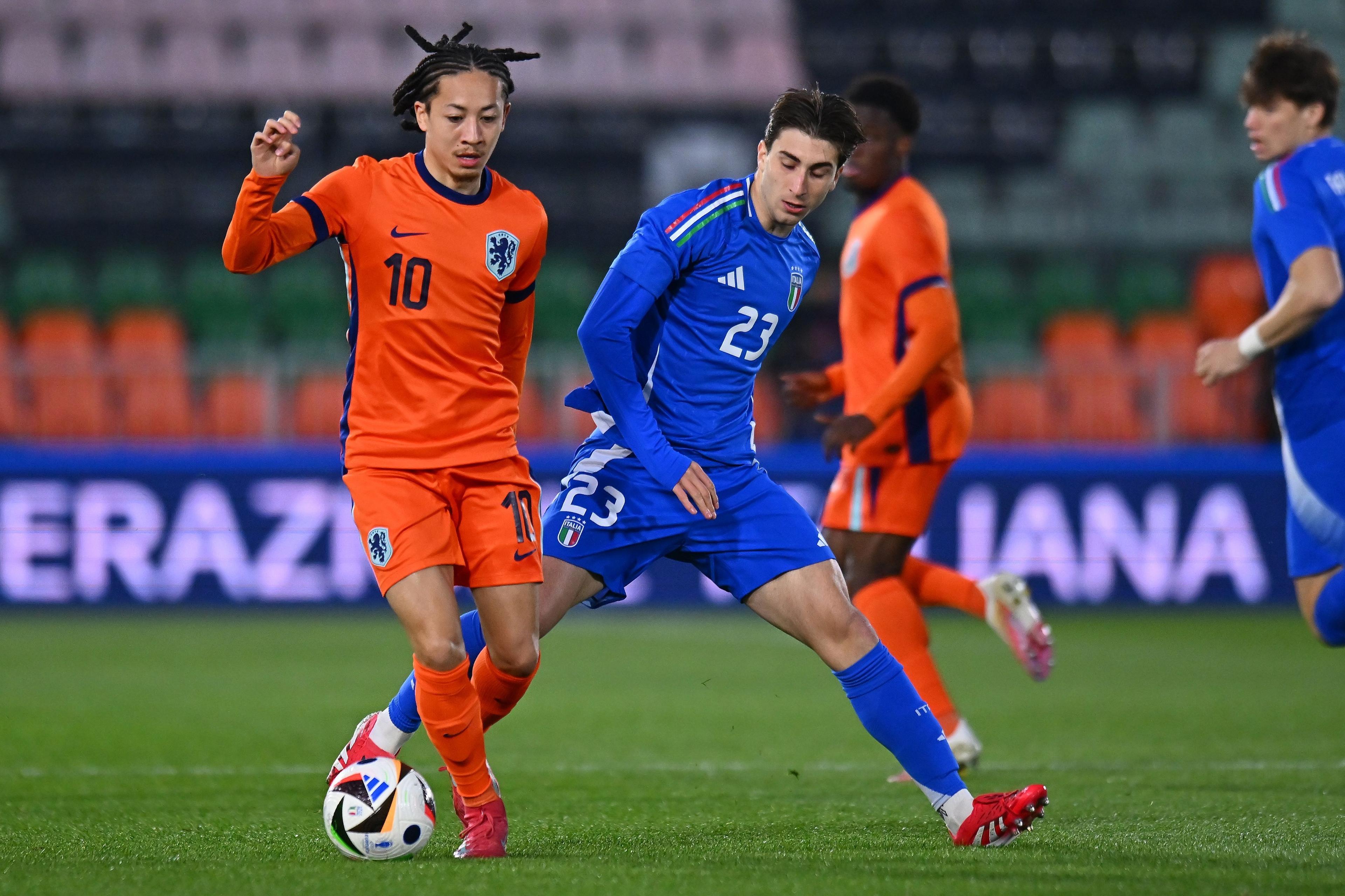 VENICE, ITALY - MARCH 21: Kian Fitz Jim of Netherlands U21 competes for the ball with Fabio Miretti of Italy U21 during the U21 international friendly match between U21 Italy and U21 Netherlands at Stadio Pier Luigi Penzo on March 21, 2025 in Venice, Italy. (Photo by Alessandro Sabattini - FIGC/FIGC via Getty Images)