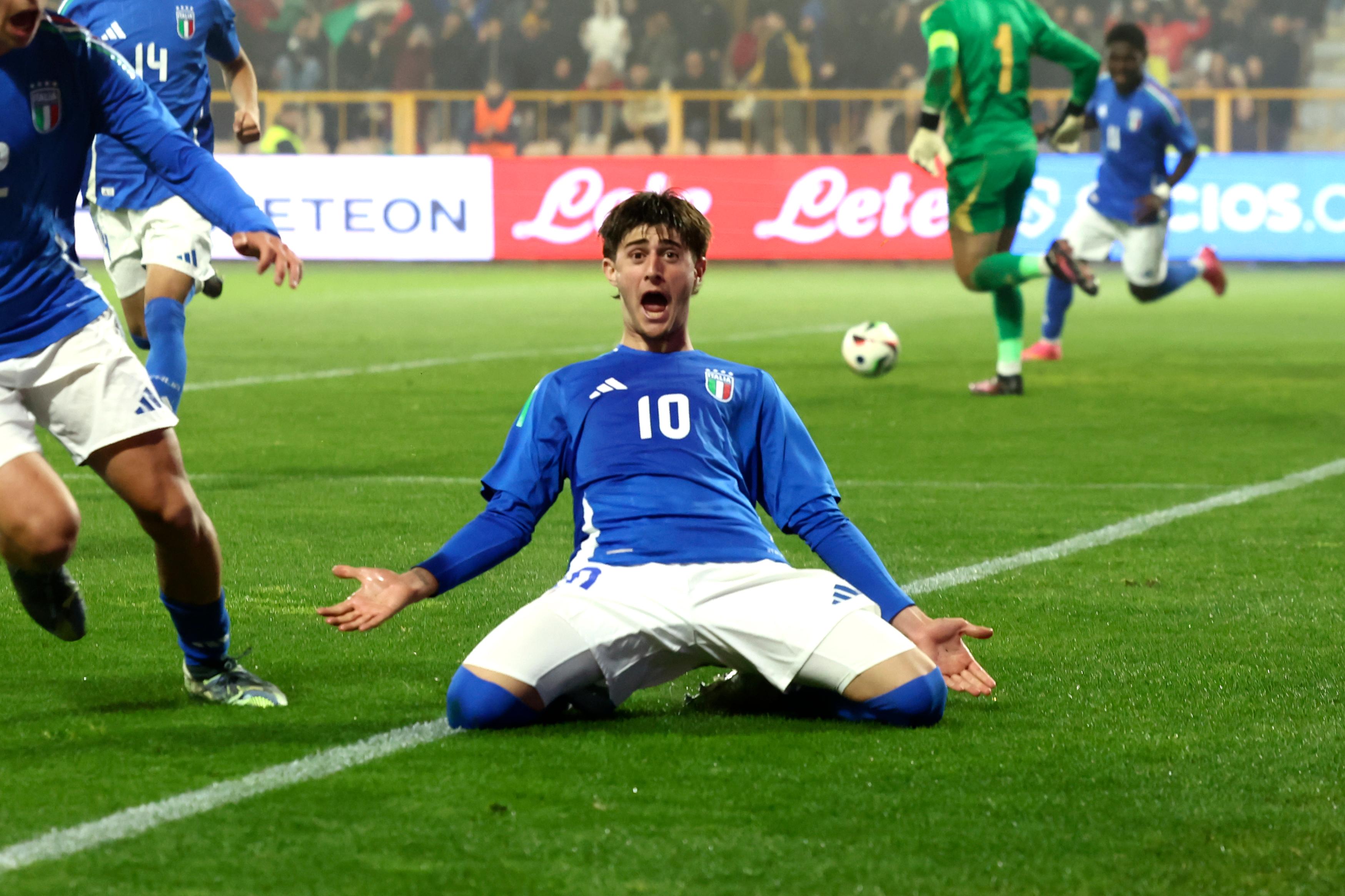 Liberali esalta il 'Ceravolo', l'Italia sfiora la vittoria contro i campioni d'Europa della Spagna. Finisce 2-2, martedì serve battere la Francia e sperare