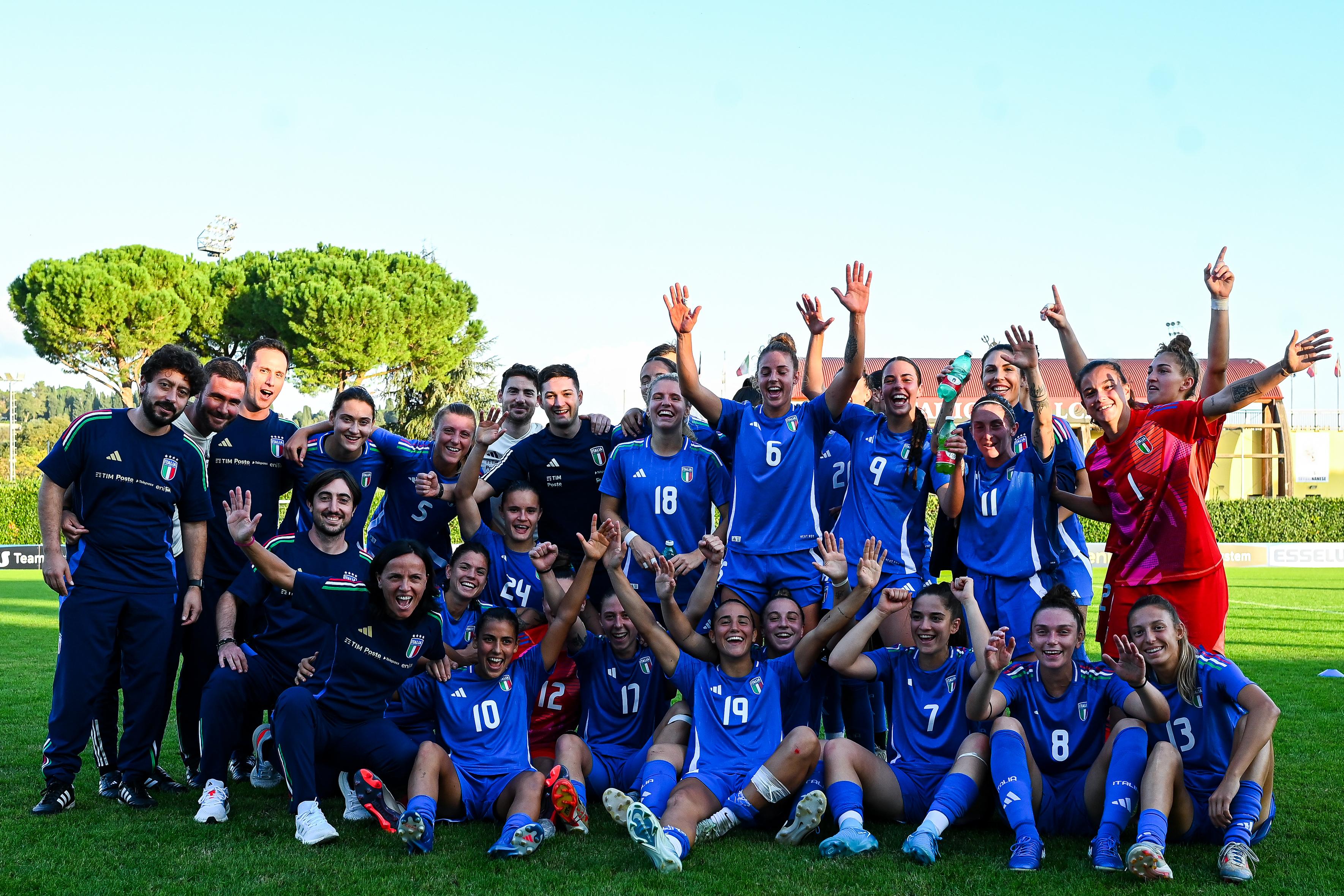 FLORENCE, ITALY - OCTOBER 28: Italy team pose for a picture after  the Women International Friendly match between Italy U23 and Germany U23 at Centro Tecnico Federale di Coverciano on October 28, 2024 in Florence, Italy. (Photo by Ingrid Zambrano - FIGC/FIGC via Getty Images)