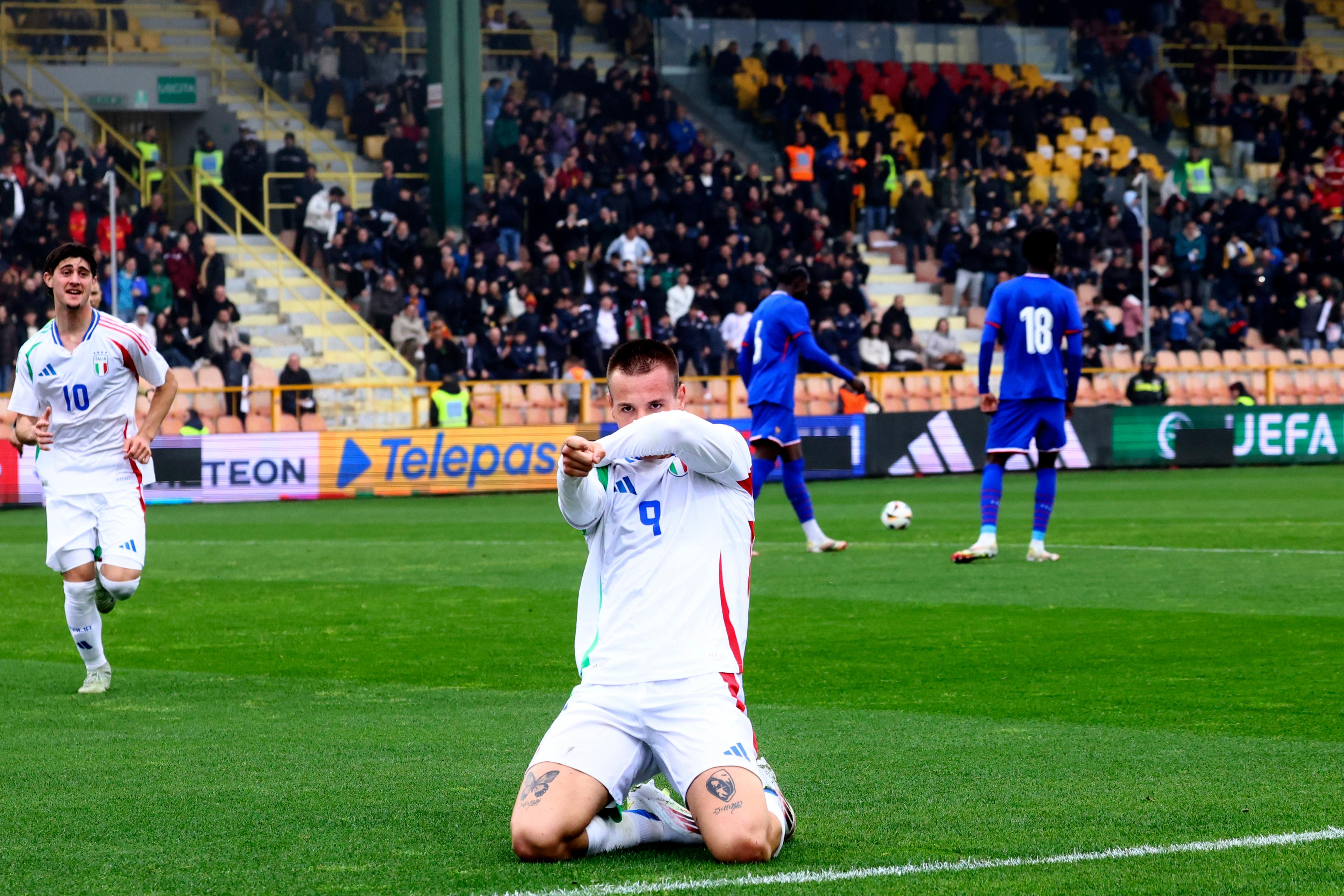 L'Italia saluta l'Europeo con una vittoria nella nebbia: Camarda ed Ekhator piegano la Francia, ma alla fase finale ci va la Spagna