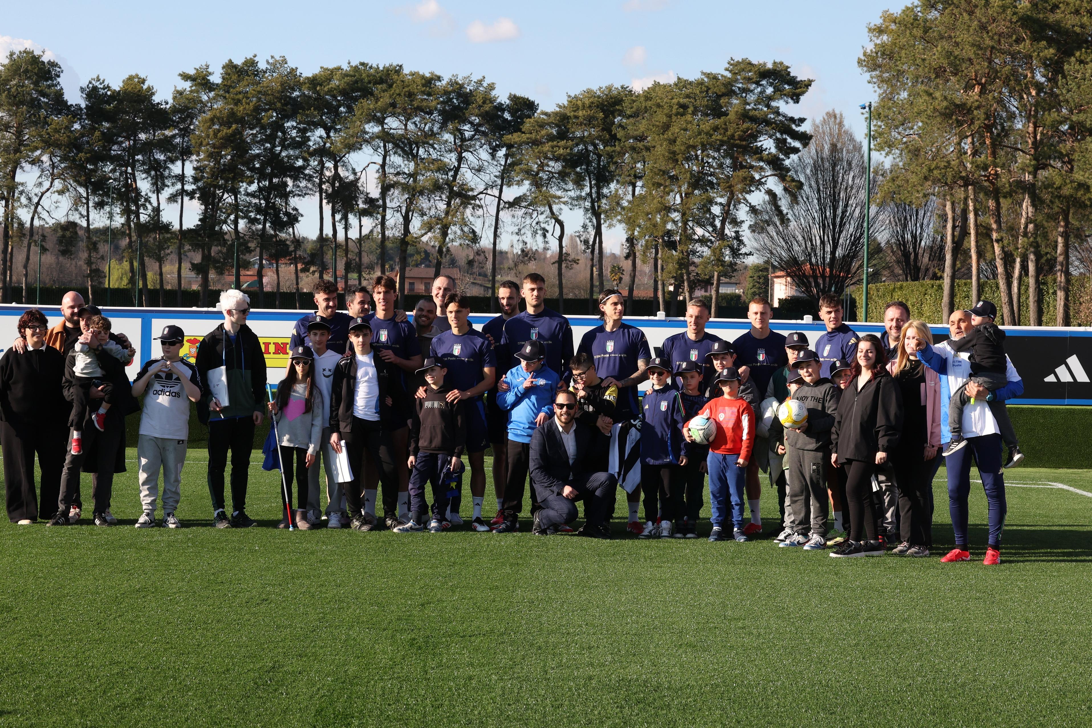 Al fianco degli Azzurri prima di Italia-Germania: l'esperienza da sogno per i ragazzi dell'associazione 'I nodi d'amore'