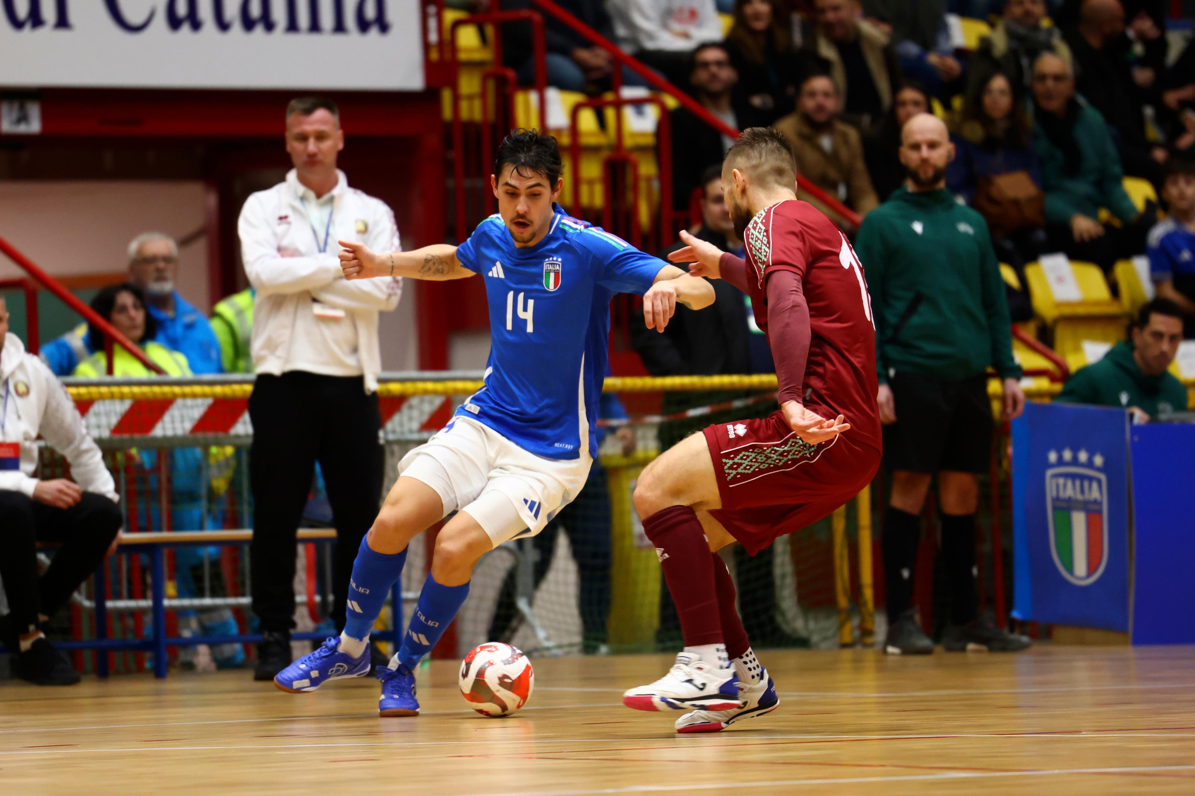 CATANIA, ITALY - JANUARY 30: Gabriel Motta of Italy competes for the ball with of Belarus Andrei Semianiuk during the Futsal EURO 2026 Qualifyier match beetween Italy and Belarus on January 30, 2025 in PalaCatania, Catania, Italy. (Photo by FIGC/FIGC via Getty Images)