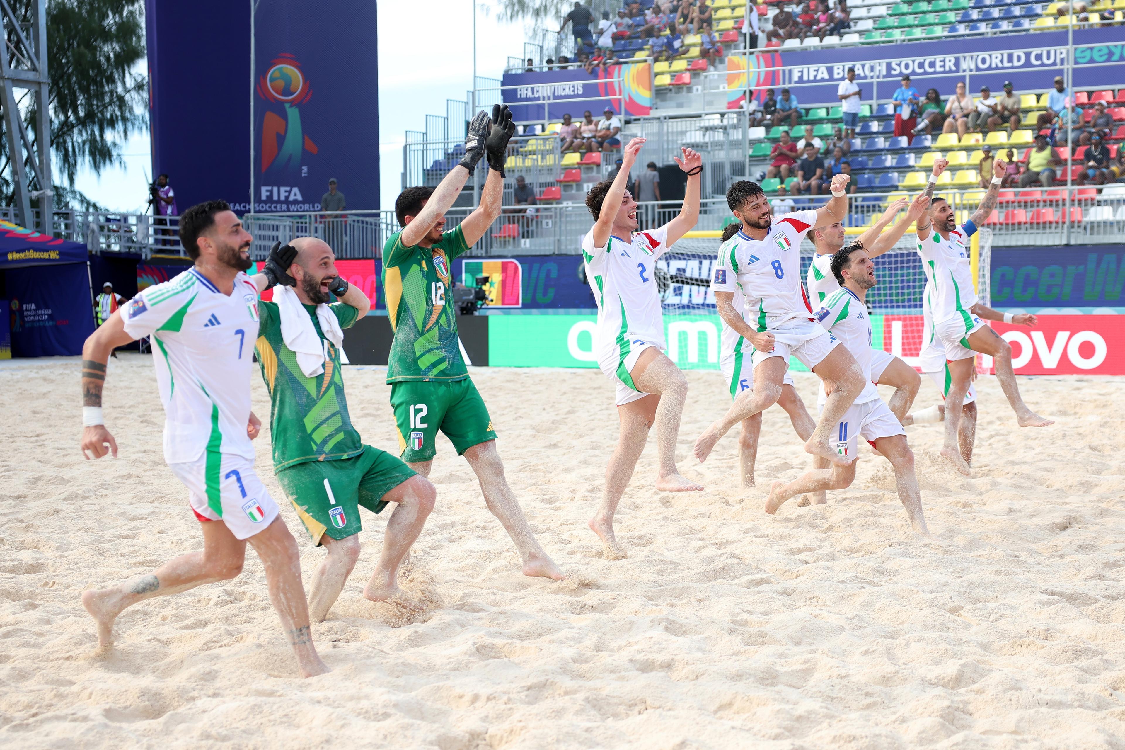 MAHE, SEYCHELLES - MAY 06: Players of Italy celebrate after the team's victory in the FIFA Beach Soccer World Cup Seychelles 2025 Group D match between El Salvador and Italy at The Paradise Arena on May 06, 2025 in Mahe, Seychelles. (Photo by Alex Grimm - FIFA/FIFA via Getty Images)