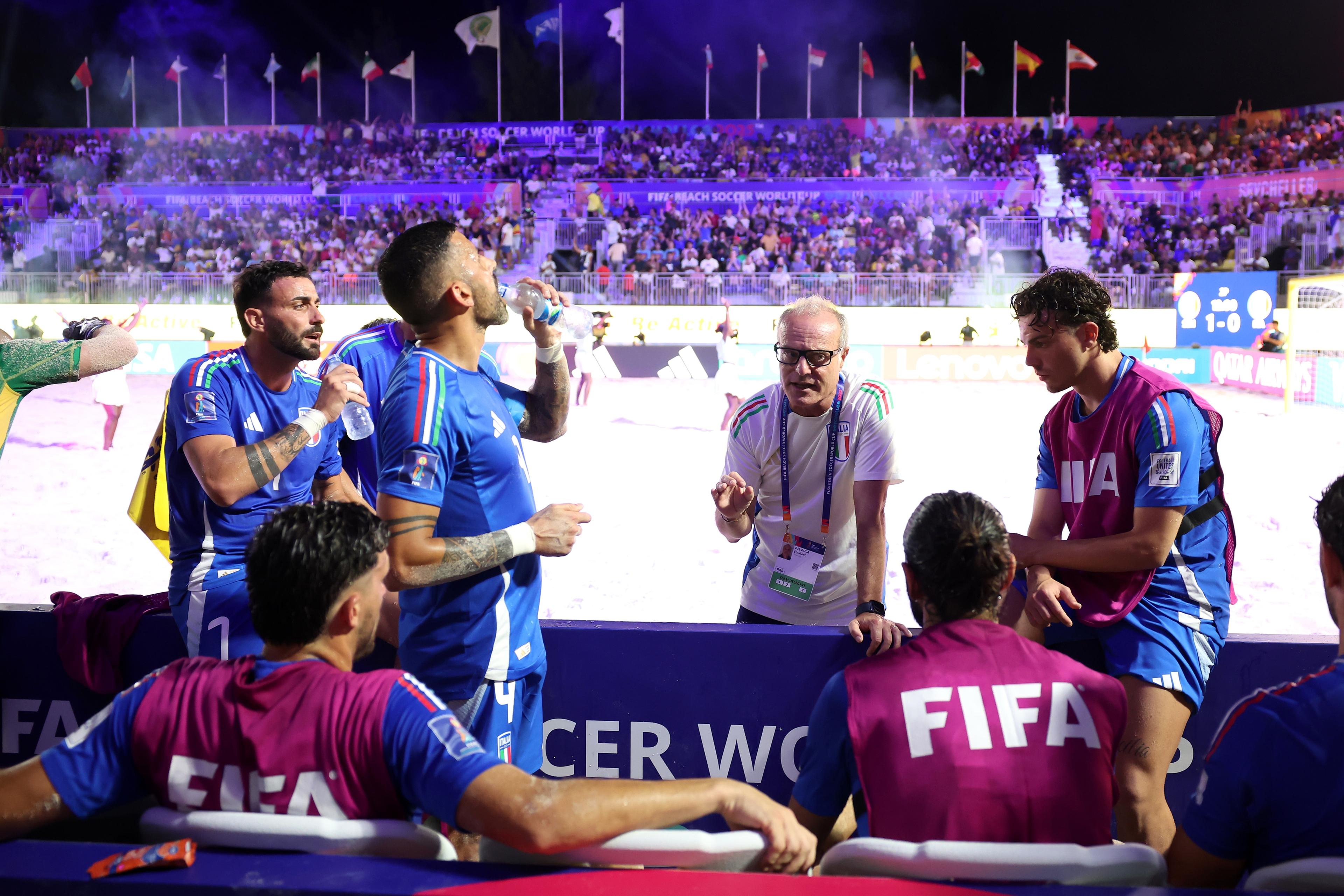 MAHE, SEYCHELLES - MAY 08: Emiliano del Duca, Head Coach of Italy, gives the team instructions during an interval during the FIFA Beach Soccer World Cup Seychelles 2025 Quarter-Final match between Senegal and Italy at The Paradise Arena on May 08, 2025 in Mahe, Seychelles. (Photo by Alex Grimm - FIFA/FIFA via Getty Images)