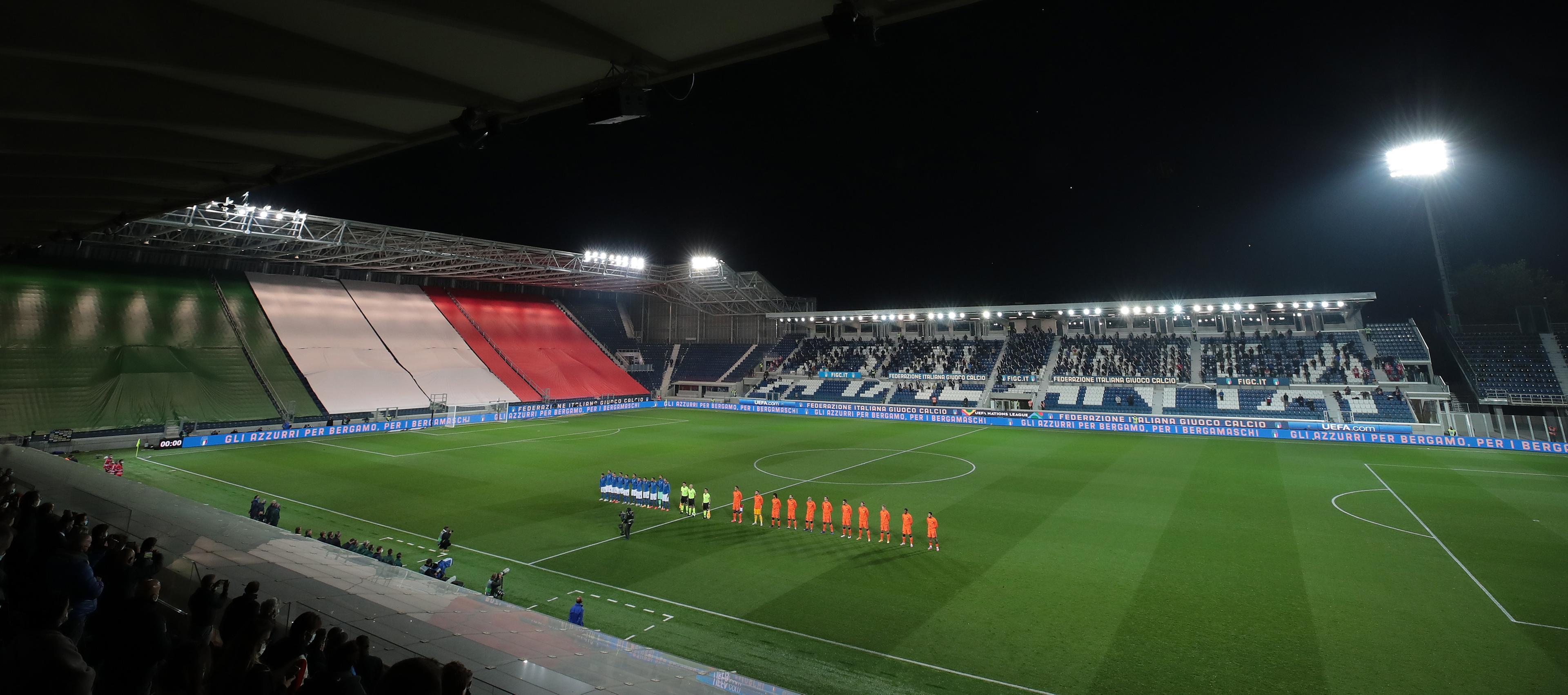 BERGAMO, ITALY - OCTOBER 14: Italy and Netherlands team line up prior to the UEFA Nations League group stage match between Italy and Netherlands at Stadio Atleti Azzurri d'Italia on October 14, 2020 in Bergamo, Italy. (Photo by Emilio Andreoli/Getty Images)