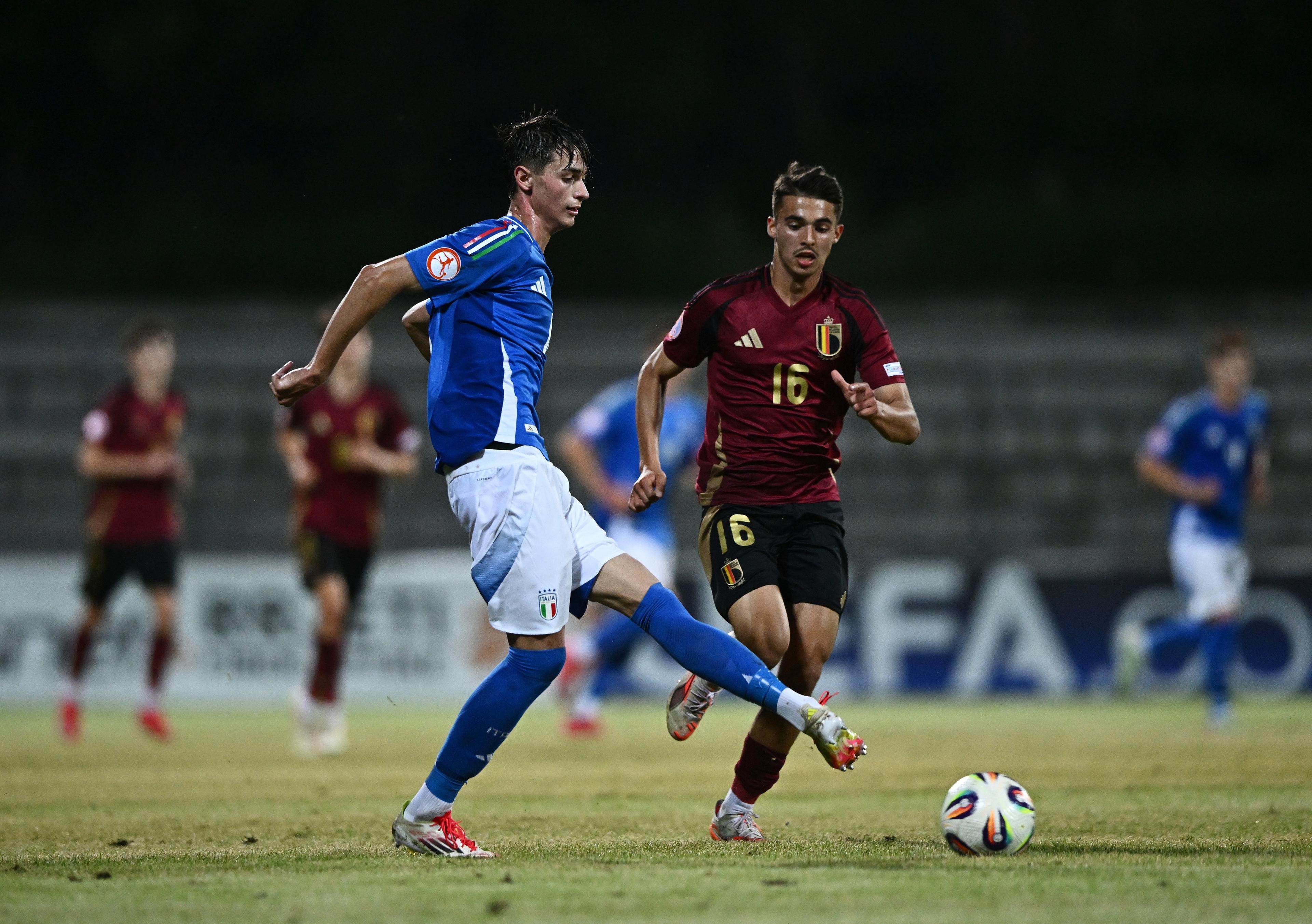 DURRES, ALBANIA - MAY 26: â Davide Pavesi of Italy passes the ball whilst under pressure from Naim Amengai of Belgium during the UEFA European Under-17 Championship 2024/25 Group B match between Belgium and Italy at Niko Dovana Stadium on May 26, 2025 in Durres, Albania. (Photo by Ben McShane - Sportsfile/UEFA via Getty Images)